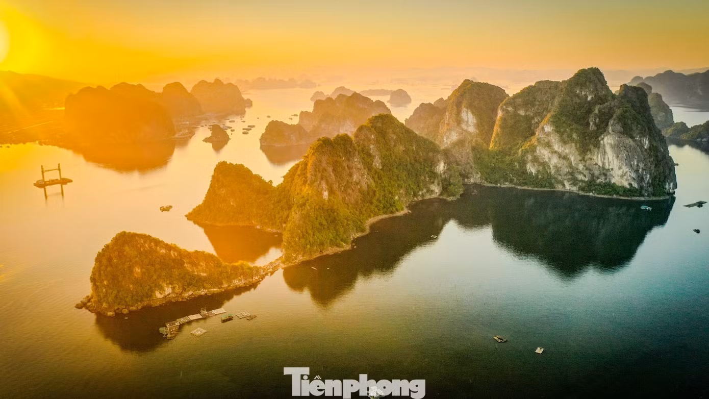 Les matinées d'été, dès 5 heures, le soleil commence à apparaître à l'horizon. Les premières lueurs rosées de l'aube viennent sublimer la plage de la commune de Cam Pha, dans la province de Quang Ninh.