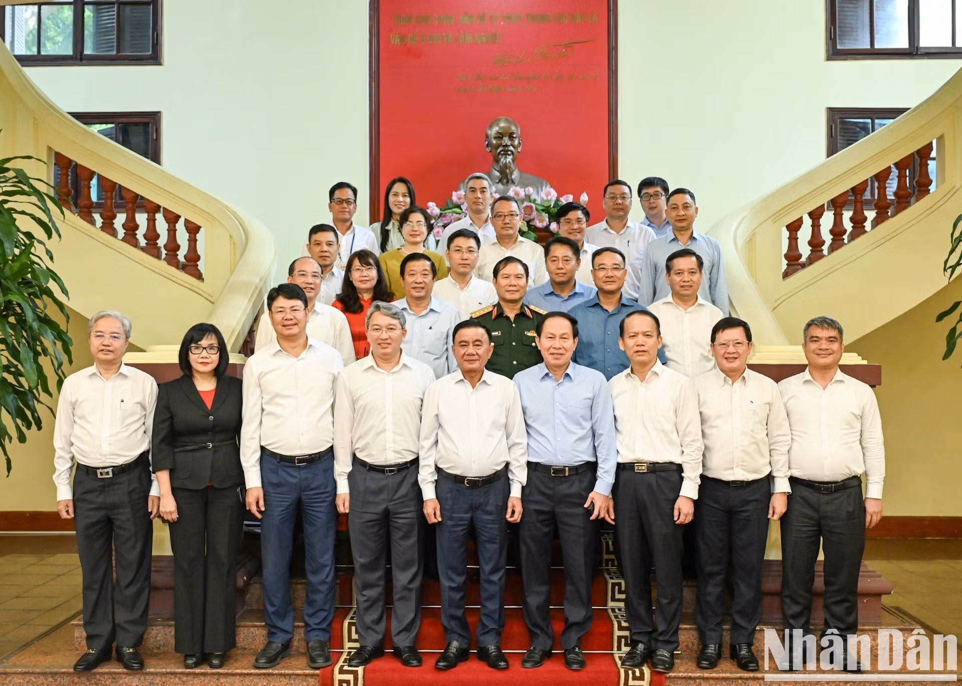 Le permanent du Secrétariat du Parti Tran Cam Tu aux côtés des dirigeants du ministère de la Justice et des délégués. (Photo : Duy Linh)