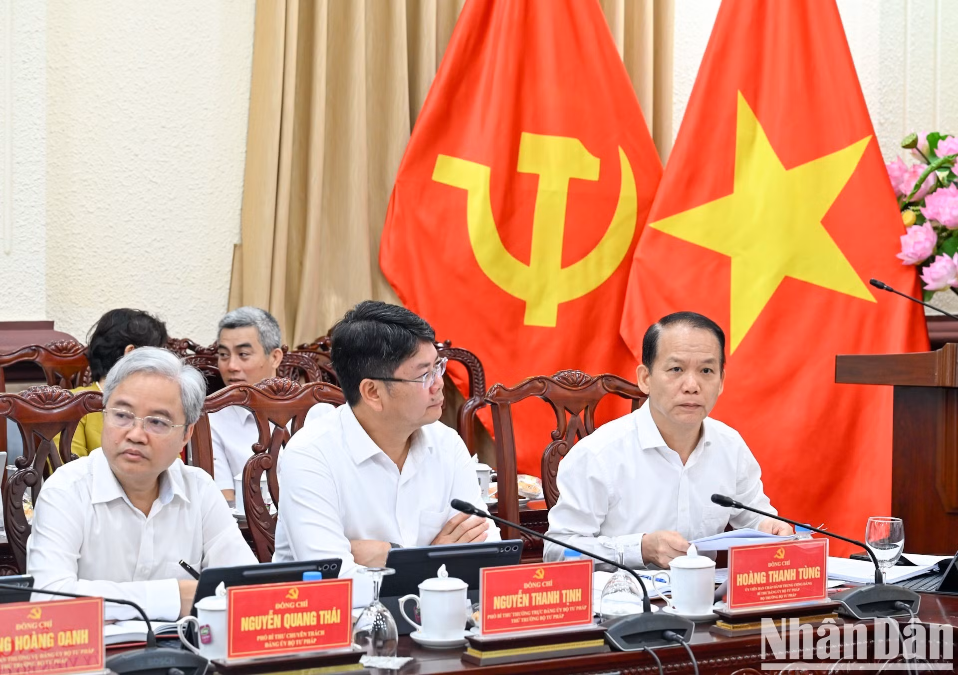Les dirigeants du ministère de la Justice lors de la séance de travail. (Photo : Duy Linh)