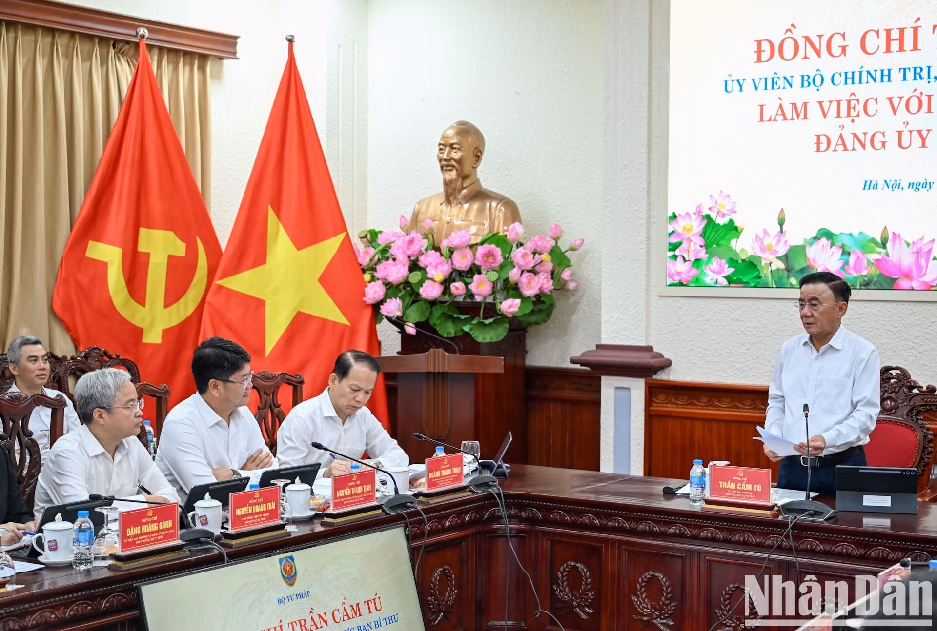Le permanent du Secrétariat du Parti Tran Cam Tu prononce le discours d'ouverture et présente les orientations de la séance de travail. (Photo : Duy Linh)