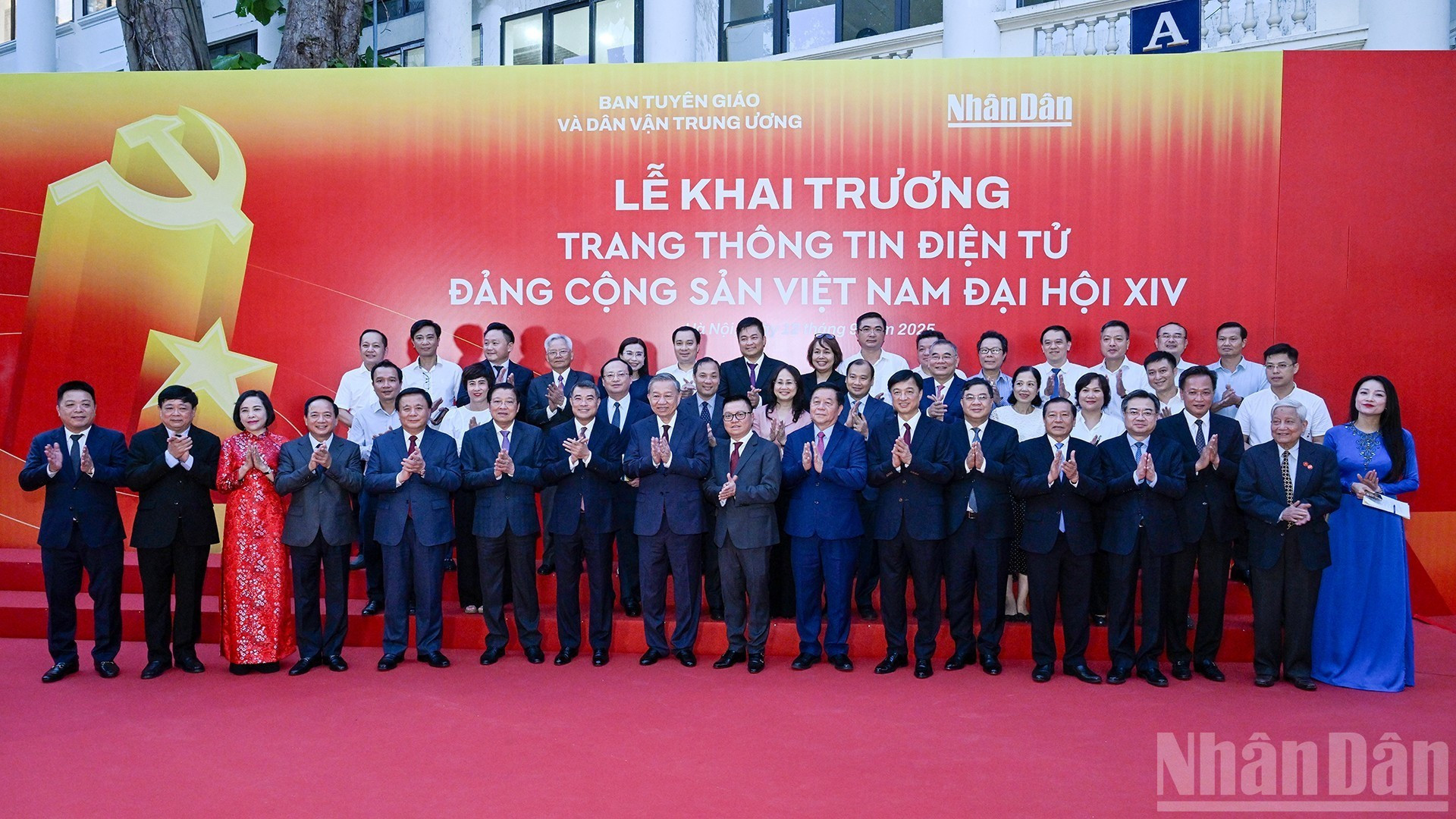 Les délégués prennent une photo à l'expositon au siège du Journal Nhân Dân. Photo : Journal Nhân Dân. 14.jpg