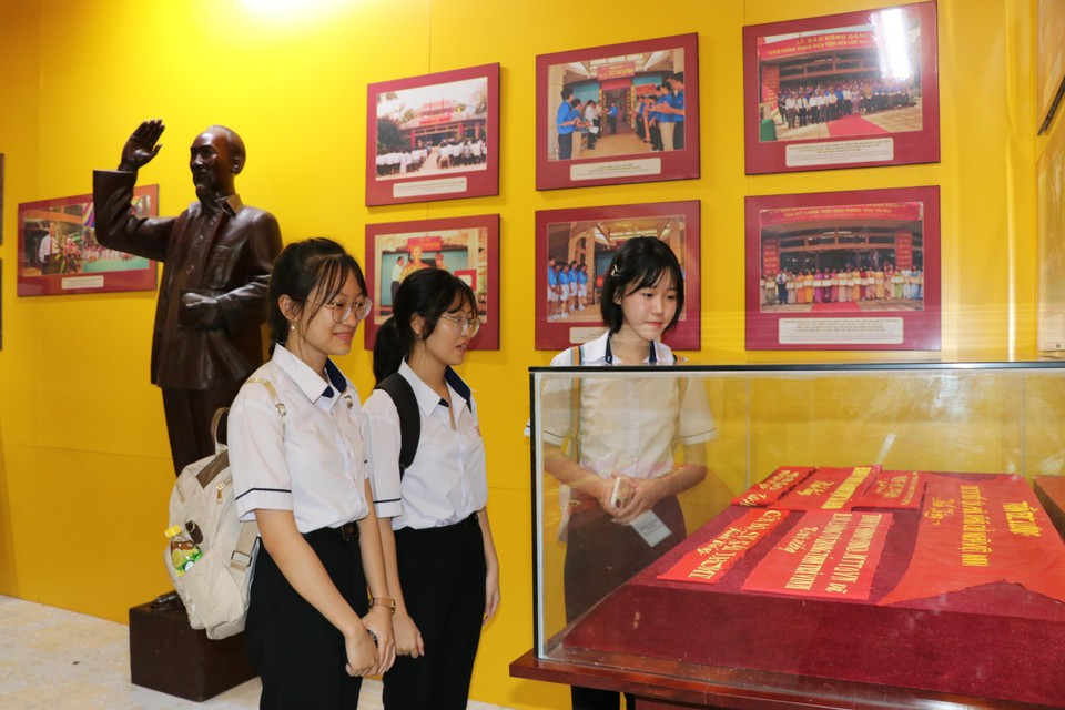 Les élèves visitent le temple dédié au Président Ho Chi Minh à Long Duc. Photo : VNA. anh-3.jpg