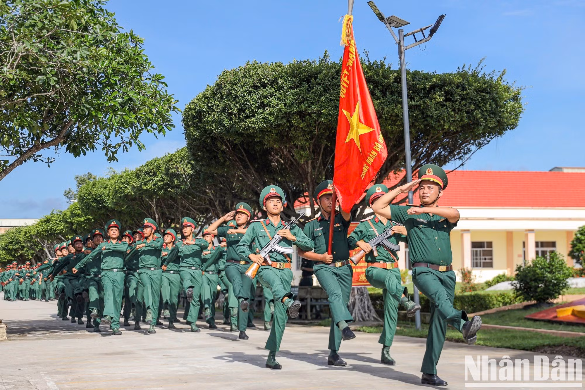 Fidèles à leur tradition héroïque, les officiers et soldats du 1er Bataillon poursuivent sans relâche le renforcement de leur solidité politique, l'amélioration de la qualité de leur entraînement et de leur capacité opérationnelle.