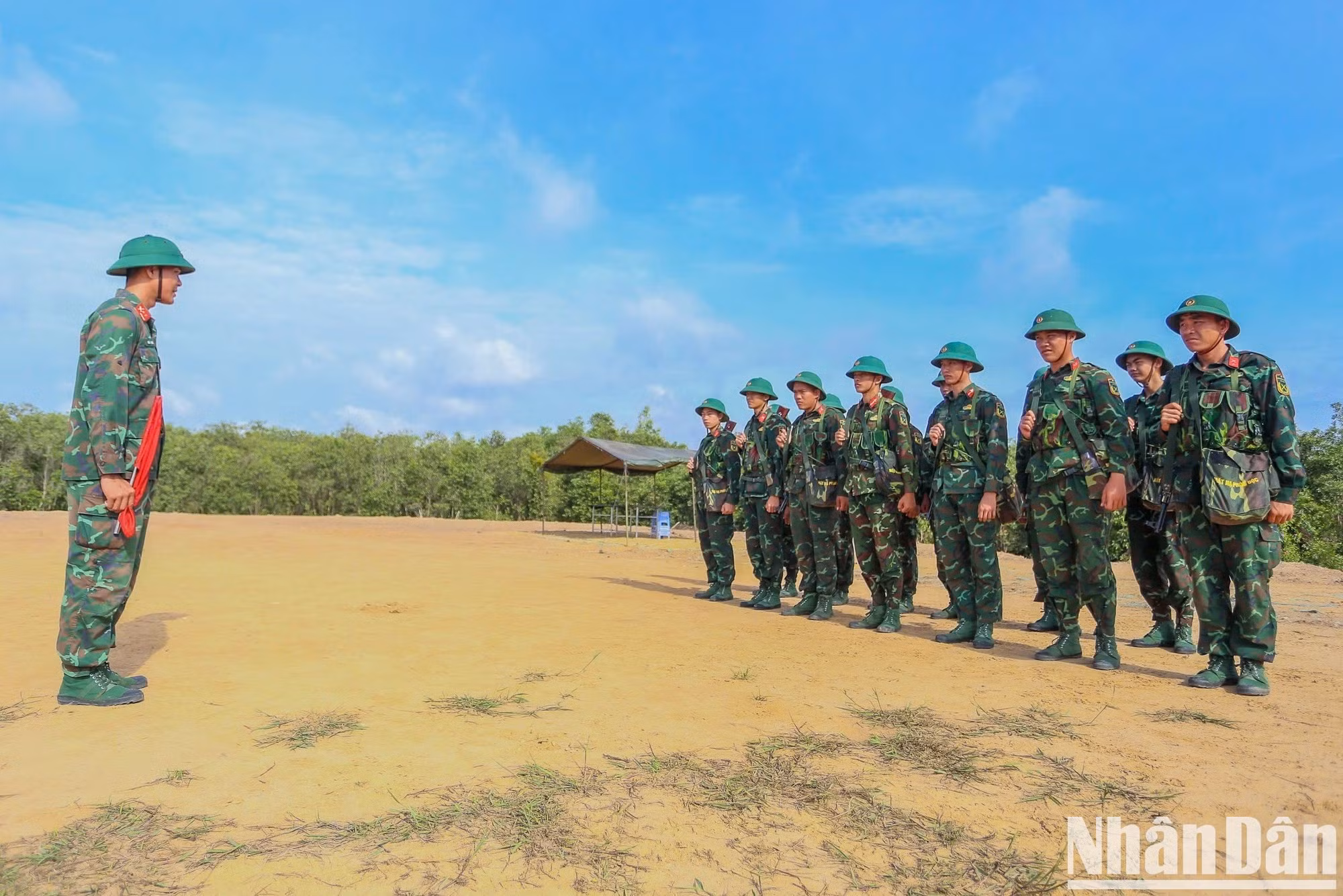 En juillet, sur le terrain d'entraînement de la commune de Thanh Hoa, dans la province de Tay Ninh, les officiers et soldats du 1er Bataillon, relevant du 738e Régiment du Commandement militaire provincial de Tay Ninh, s'entraînent avec enthousiasme et détermination afin de mener à bien l'ensemble des exercices et des programmes prévus.