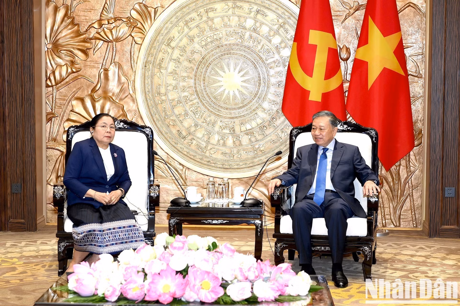 Selon le dirigeant To Lam, la visite de la délégation laotienne au Vietnam contribue de manière significative au resserrement des liens de coopération entre les deux Commissions de l’organisation des deux Partis, ainsi qu’entre la Commission centrale de l’organisation du PPRL et le ministère vietnamien de l'Intérieur. Photo : Dang Khoa/NDEL