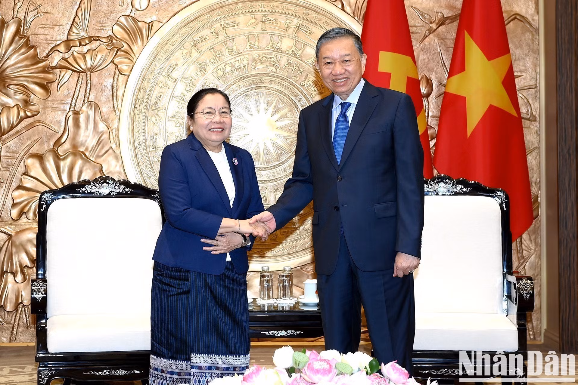 Le secrétaire général du Comité central du Parti communiste du Vietnam et président de la République, To Lam (à droite), reçoit Sisay Leudetmounsone, membre du Bureau politique, secrétaire du Comité central et présidente de la Commission centrale de l’organisation du Parti populaire révolutionnaire laotien, le 29 juillet à Hanoï. Photo : Dang Khoa/NDEL