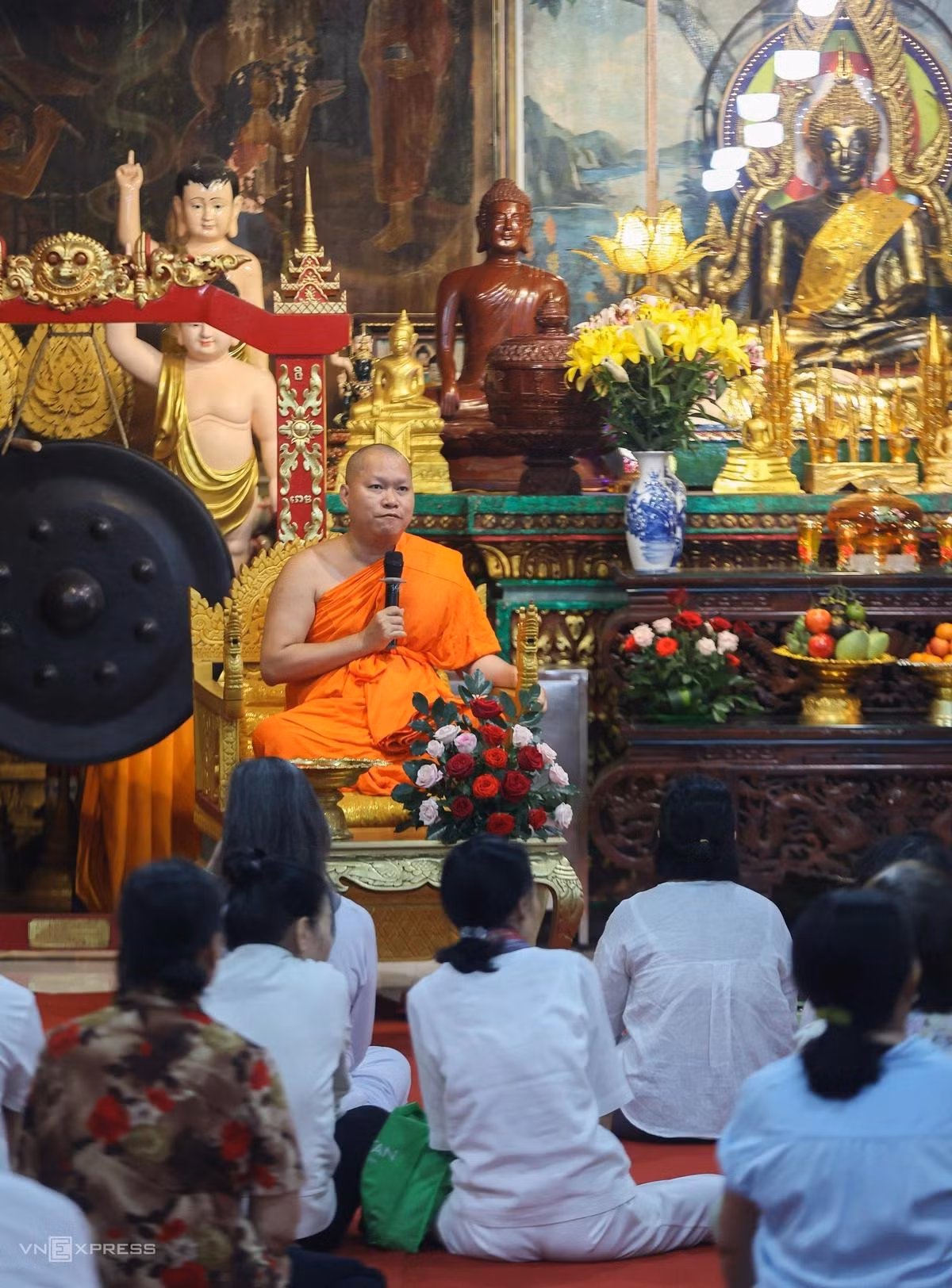 Avant le début de la cérémonie principale, les fidèles assistent à un enseignement du Dharma. Au cours de son sermon, le vénérable Chau Hoai Thai explique la signification de l'offrande des cierges de retraite et de la robe de pluie, ainsi que les mérites spirituels que les fidèles peuvent acquérir en soutenant les moines pendant cette période. « La retraite est un temps consacré à l'introspection et au perfectionnement de soi, afin de mieux servir ensuite la communauté et la société », souligne-t-il. Photo : VnExpress