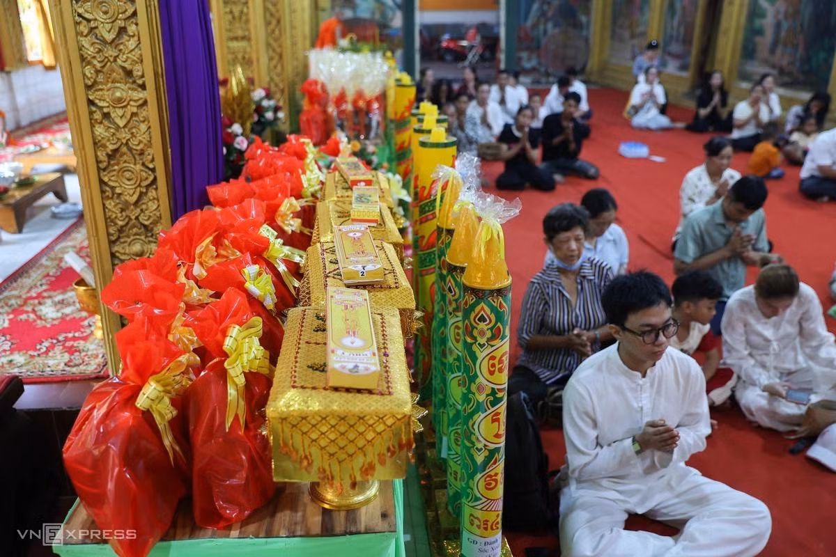 Les fidèles apportent à la pagode des robes safran, de grands cierges ainsi que de nombreuses fournitures indispensables, notamment du dentifrice, du shampoing, des couvertures et des nattes. Selon leurs moyens et leur dévotion, chacun prépare des offrandes différentes, soigneusement disposées dans des coffrets cérémoniels avant d'être présentées aux moines. Ces présents expriment le respect envers les Trois Joyaux (le Bouddha, le Dharma et la Sangha), tout en apportant un soutien concret à la communauté monastique durant la retraite. Photo : VnExpress
