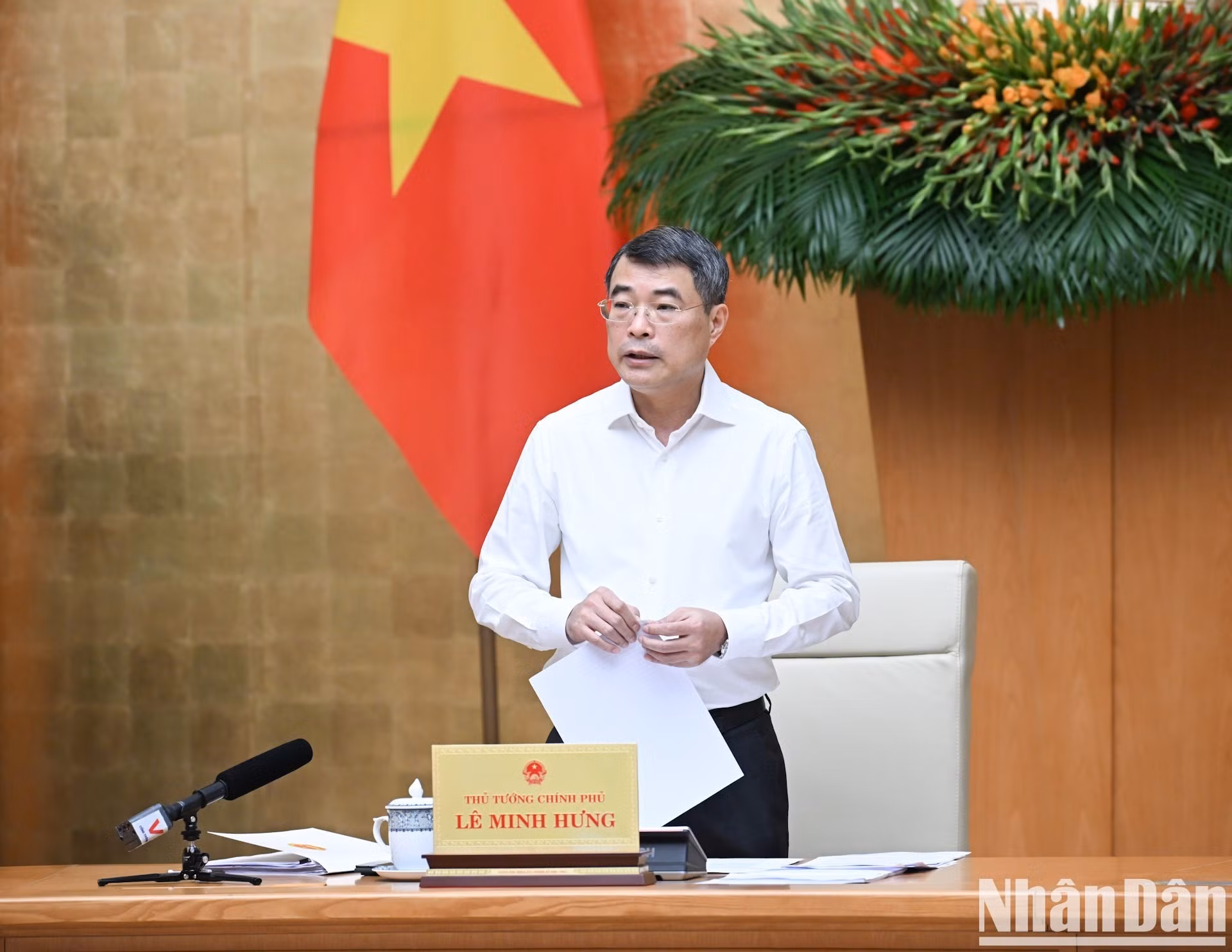 Le Premier ministre Le Minh Hung prononce une allocution d'orientation lors de la réunion ordinaire du gouvernement de juillet.