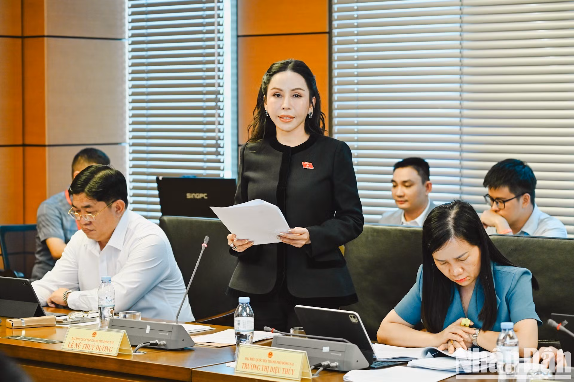 Le Nu Thuy Duong, députée de la ville de Dong Nai, prend la parole.