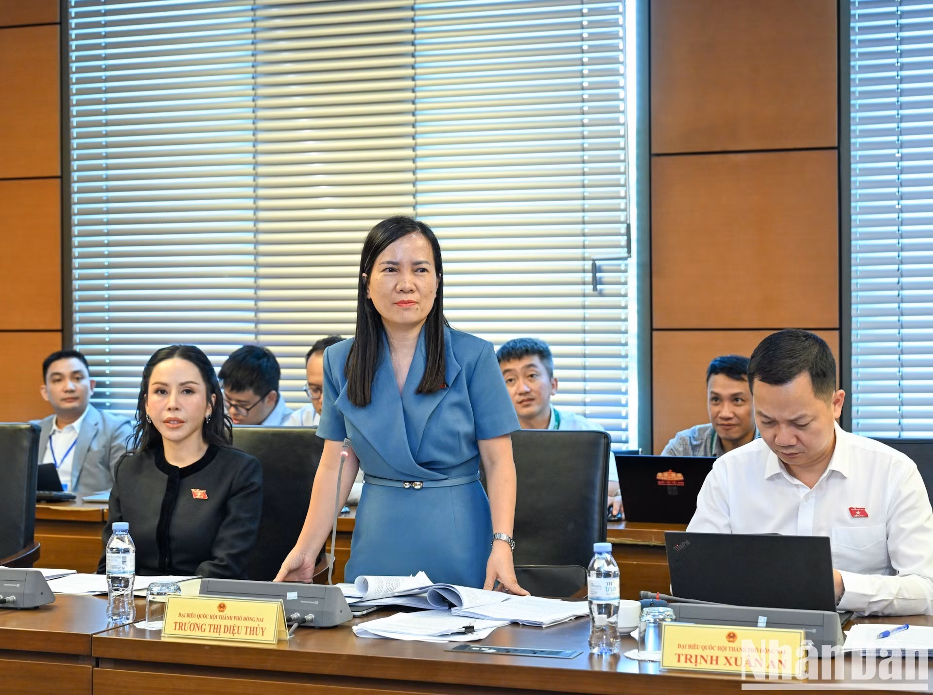 Truong Thi Dieu Thuy, députée de la ville de Dong Nai, intervient lors de la séance.