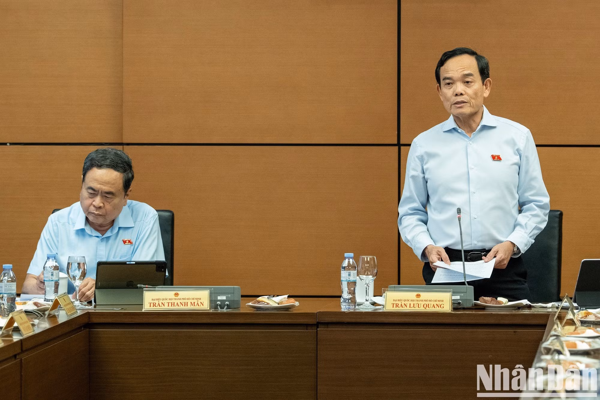 Tran Luu Quang, secrétaire du Comité municipal du Parti de Hô Chi Minh-Ville, préside la séance de discussion du groupe 2 (délégation de Hô Chi Minh-Ville).