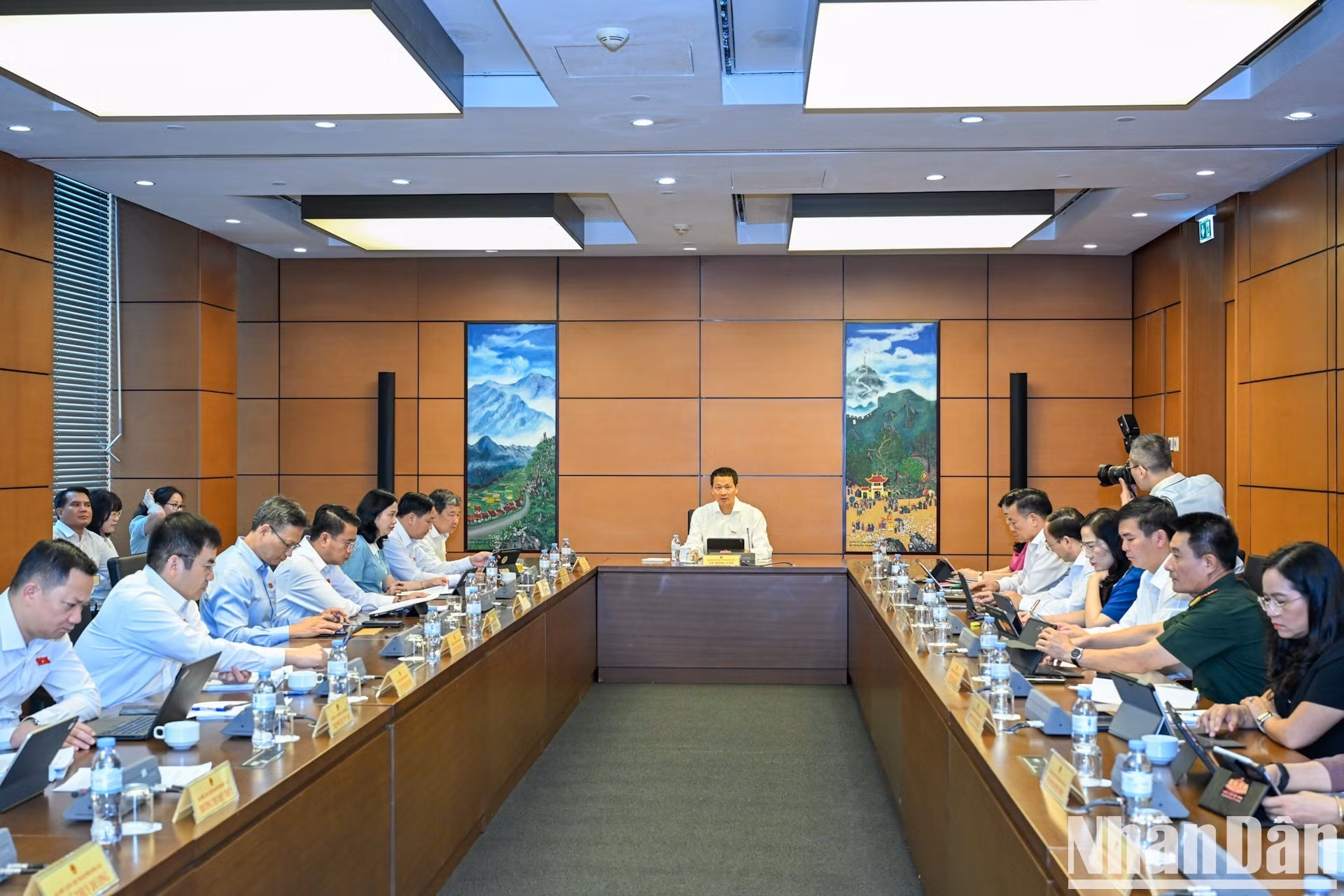Les députés du groupe 6 (délégations de la ville de Dong Nai et de la province de Thai Nguyen) prennent part à la séance de discussion en groupe.