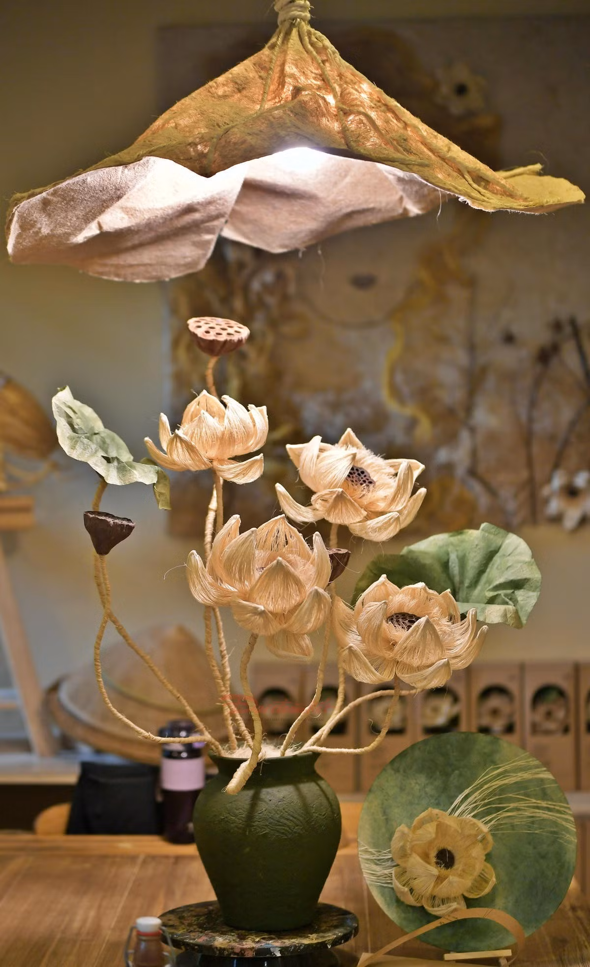 Les créations inspirées de la fleur de lotus, symbole culturel du Vietnam, figurent parmi les réalisations emblématiques de l'atelier.