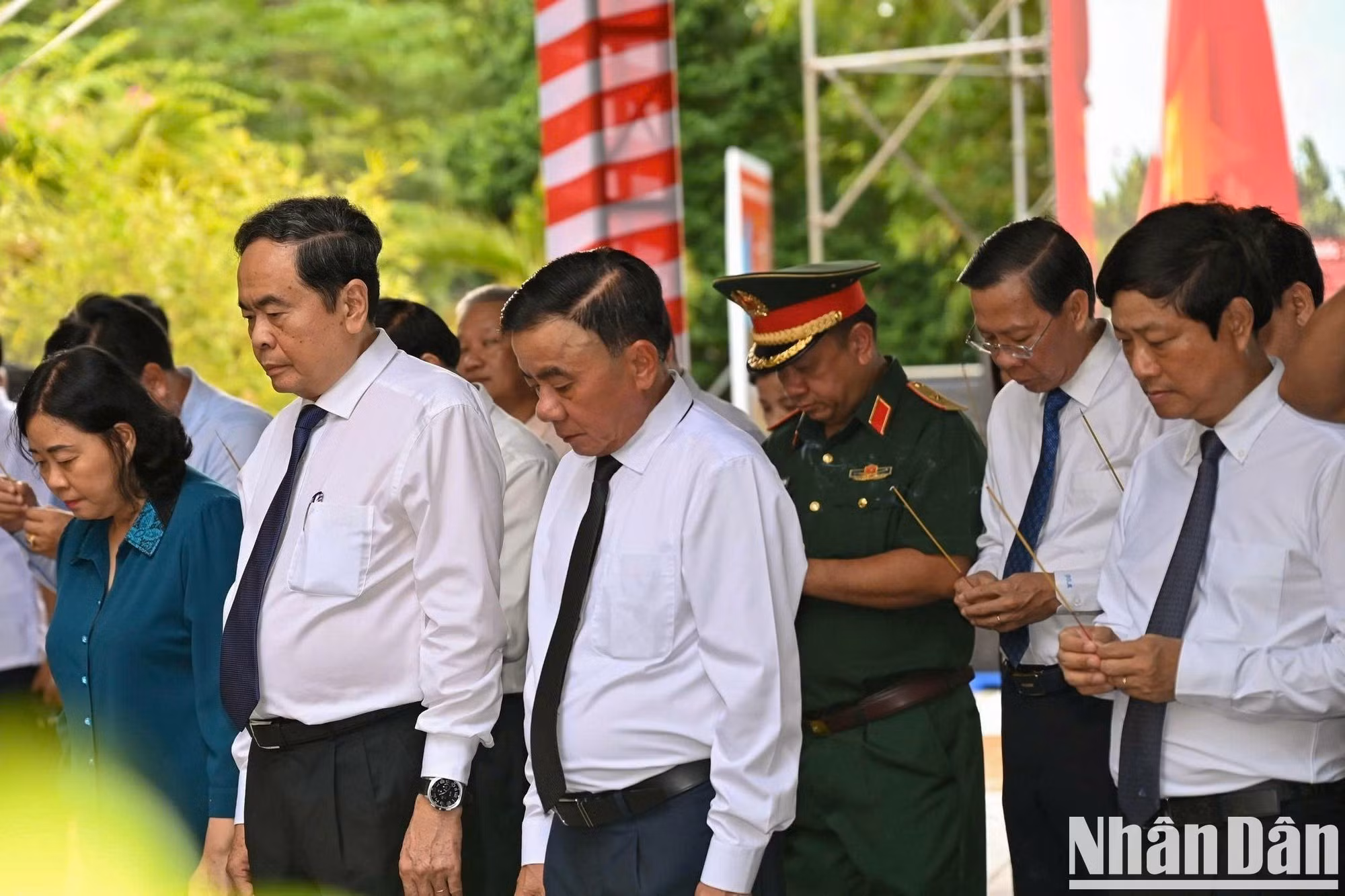 Dans une atmosphère empreinte de recueillement, le président de l'Assemblée nationale, Trân Thanh Mân, et les autres participants ont déposé des fleurs, brûlé des bâtonnets d'encens et observé une minute de silence en mémoire du défunt secrétaire général du Parti Trân Phu ainsi que des héros et martyrs tombés pour l'indépendance, la liberté, l'intégrité territoriale de la Patrie et le bonheur du peuple. Photo : NDEL