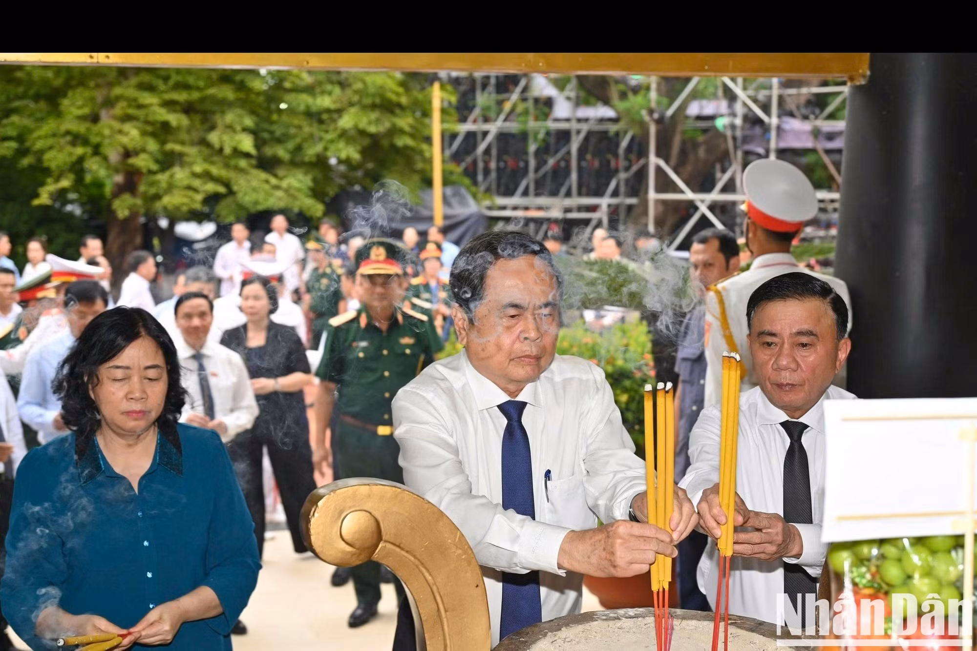 Les délégués ont offert de l’encens en mémoire des soldats tombés au combat, exprimant leur profonde reconnaissance envers ceux qui ont sacrifié leur vie pour l’indépendance et la liberté de la Patrie vietnamienne. Photo : NDEL