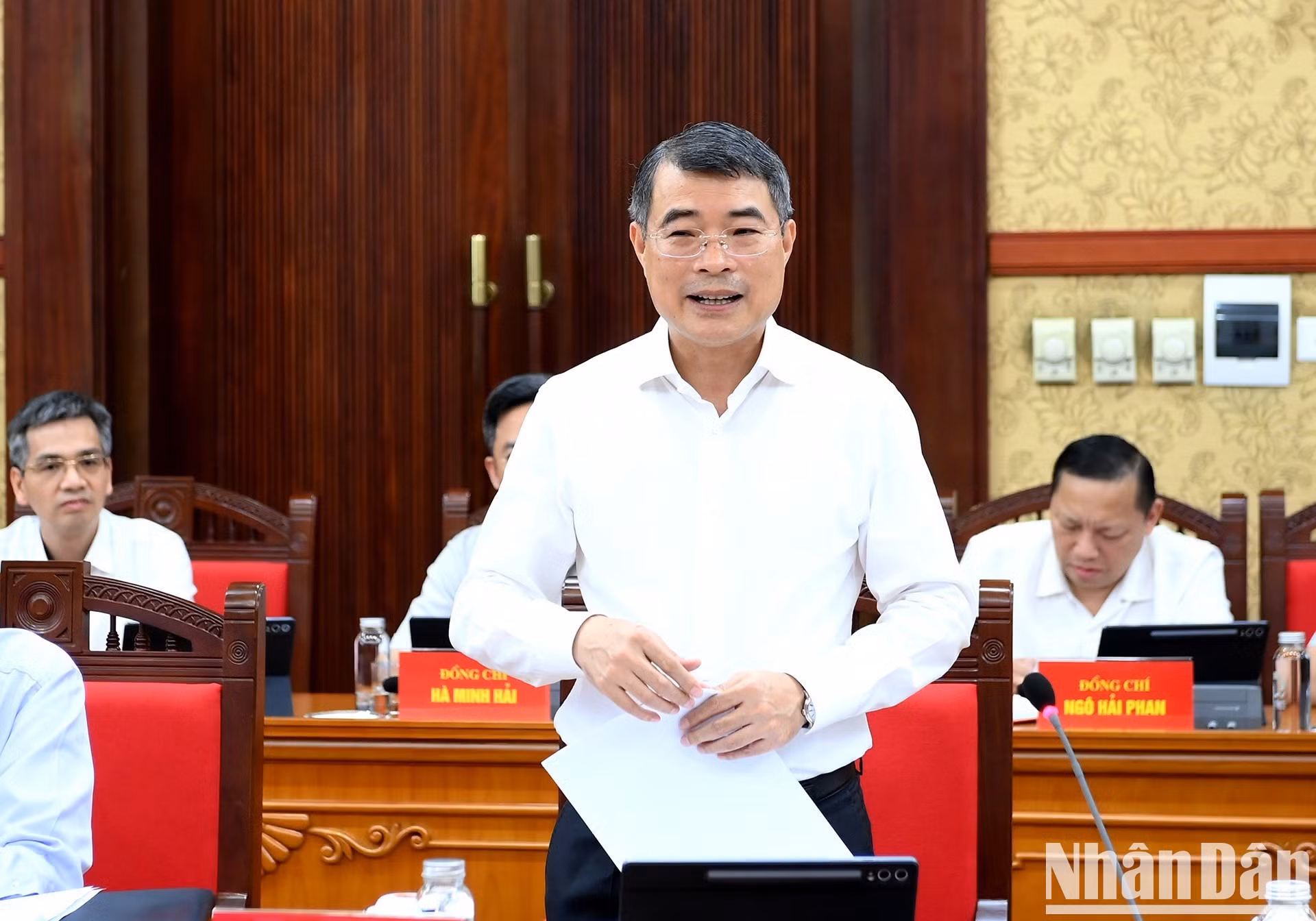 Le Premier ministre Le Minh Hung prend la parole lors de la réunion.