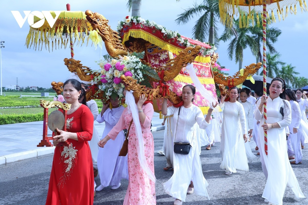 L’élégance gracieuse du cortège féminin portant le palanquin se mêle à la solennité des rites au Temple Tran L’élégance gracieuse du cortège féminin portant le palanquin se mêle à la solennité des rites au Temple Tran
