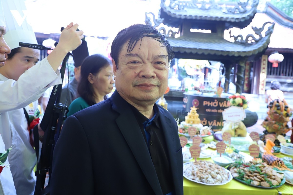 M. Nguyen Van Thu, ancien directeur du Musée de Nam Dinh, a expliqué que l’offrande de produits locaux au roi – appelée “kien vua” – vise à exprimer à la fois la gratitude envers le souverain éclairé et la prospérité de la région natale. Le plateau d’offrandes présenté au Saint Tran perpétue cet esprit : chaque plat reflète les richesses locales et constitue une mémoire culturelle de la région de Thien Truong. M. Nguyen Van Thu, ancien directeur du Musée de Nam Dinh, a expliqué que l’offrande de produits locaux au roi – appelée “kien vua” – vise à exprimer à la fois la gratitude envers le souverain éclairé et la prospérité de la région natale. Le plateau d’offrandes présenté au Saint Tran perpétue cet esprit : chaque plat reflète les richesses locales et constitue une mémoire culturelle de la région de Thien Truong.