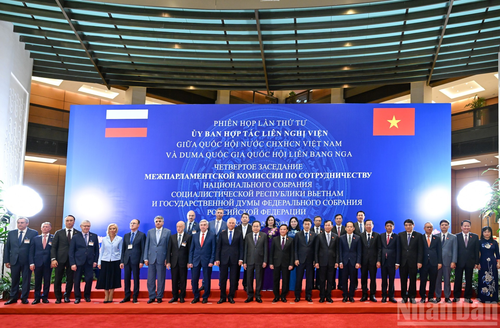 Le président de l’Assemblée nationale du Vietnam, Tran Thanh Man, le président de la Douma d’État de Russie, Viatcheslav Volodine, et des délégués lors de la 4ᵉ réunion du Comité de coopération interparlementaire entre l’AN vietnamienne et la Douma d’État russe. Photo : NDEL.