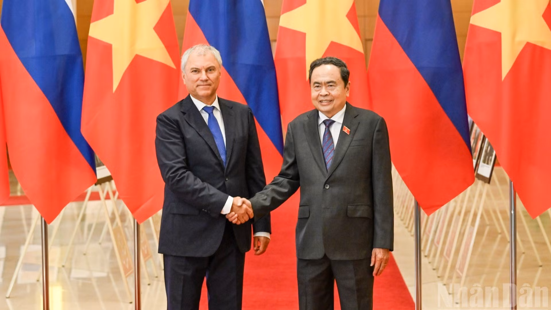 Le président de l'AN vietnamienne, Tran Thanh Man (à droite), a reçu le président de la Douma d'État de la Fédération de Russie, Viatcheslav Volodine. Photo : NDEL.