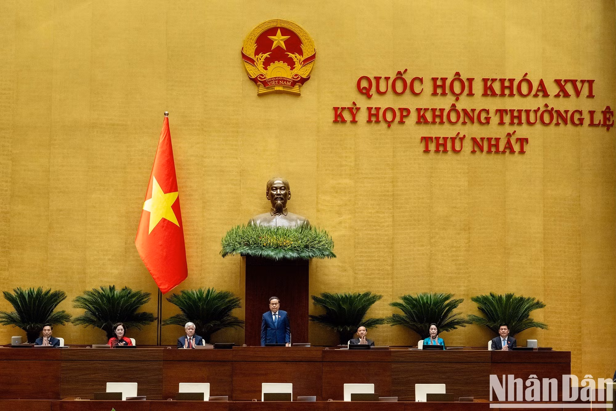 Le président de l'Assemblée nationale Tran Thanh Man et les vice-présidents de l'Assemblée nationale assistent à la séance d'ouverture.