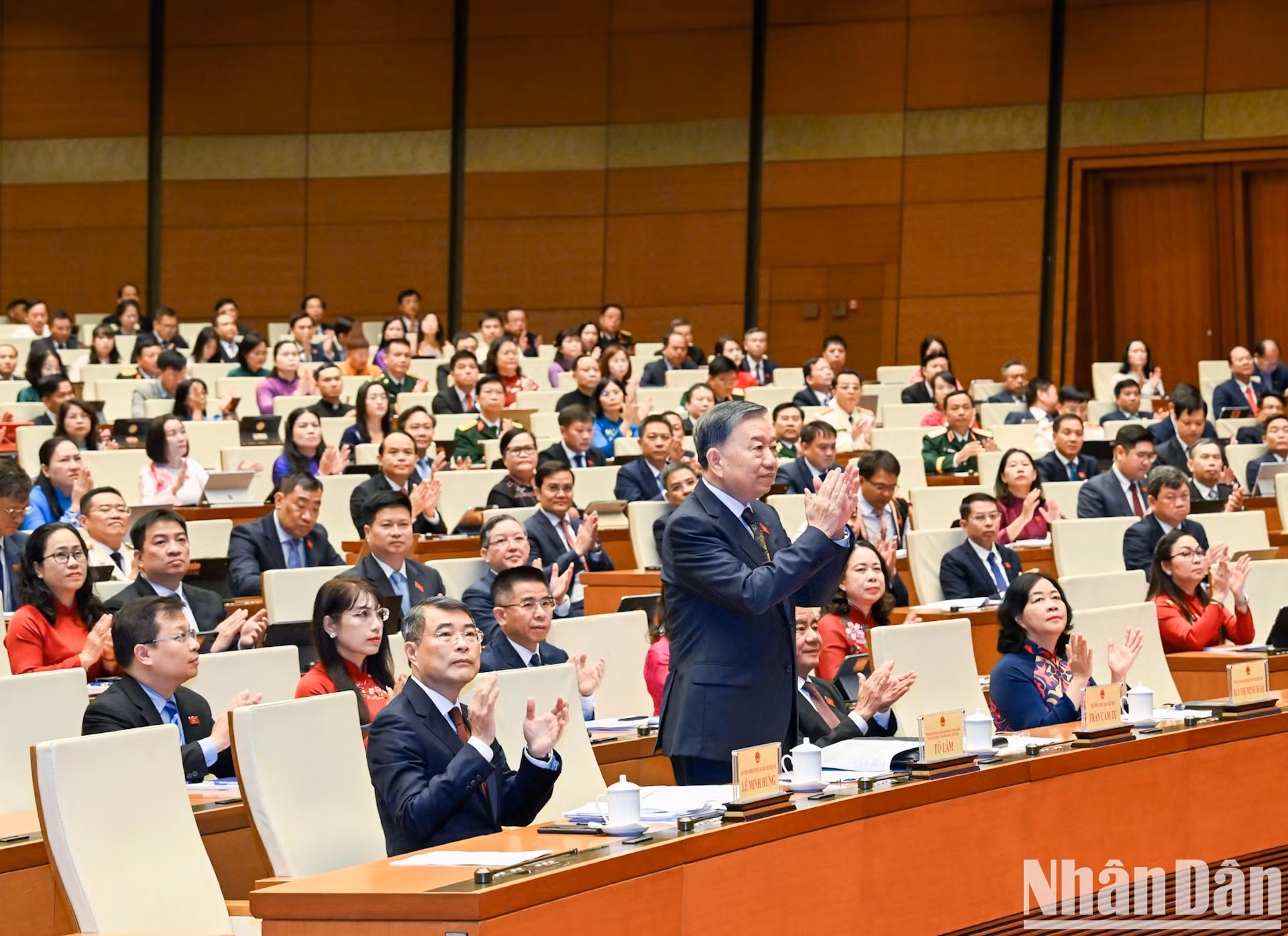 Le secrétaire général du Parti et président de la République To Lam, le Premier ministre Le Minh Hung, le permanent du Secrétariat Tran Cam Tu, la présidente du Comité central du Front de la Patrie du Vietnam Bui Thi Minh Hoai et les délégués assistent à la séance d'ouverture.