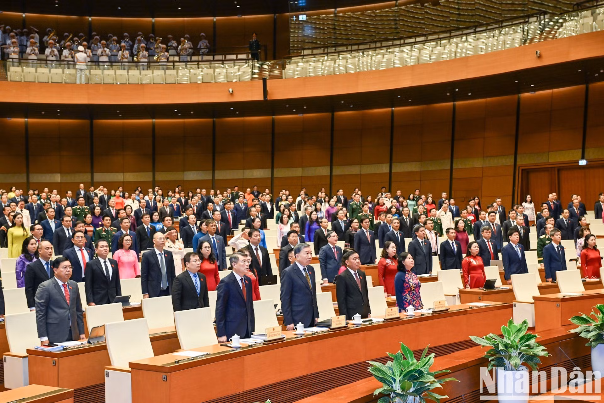Le secrétaire général du Parti et président de la République To Lam, le Premier ministre Le Minh Hung, le permanent du Secrétariat Tran Cam Tu, la présidente du Comité central du Front de la Patrie du Vietnam Bui Thi Minh Hoai et les délégués participent à la cérémonie de salut au drapeau lors de la séance d'ouverture.