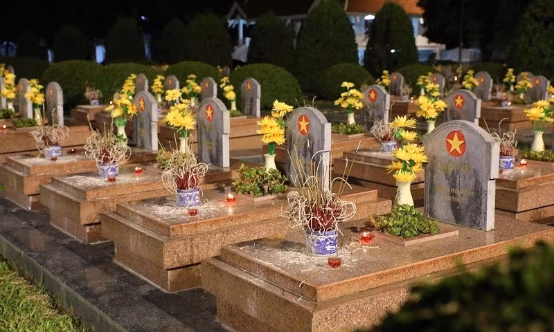 Dans le cœur des Vietnamiens, les héros tombés pour la Patrie demeureront à jamais des étoiles guidant les jeunes générations sur le chemin de l'avenir..