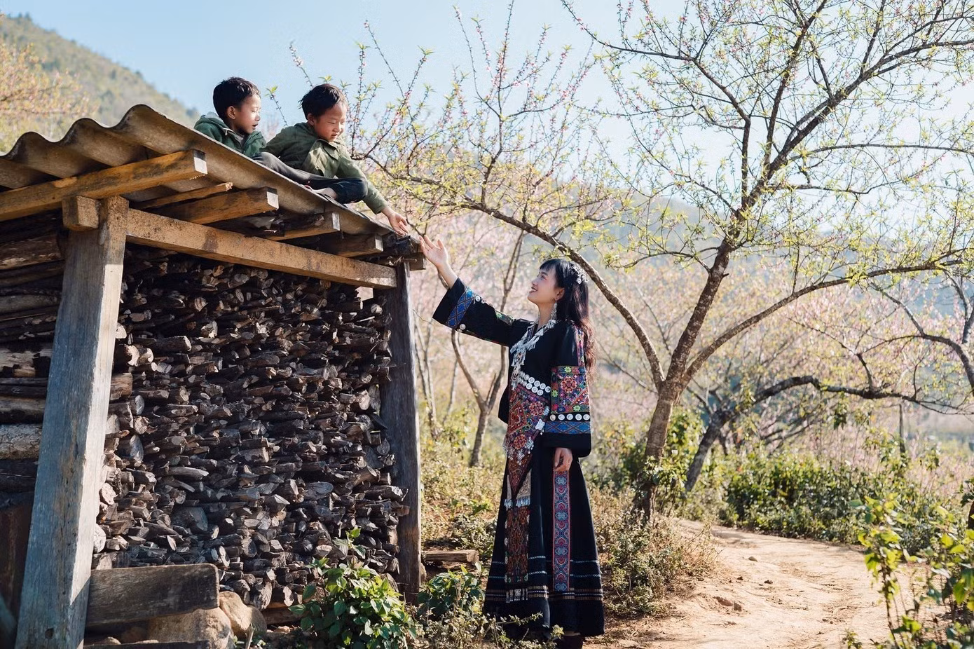 Le développement du tourisme a créé de nouvelles sources de revenus pour la population locale : de nombreuses familles ont ouvert des hébergements chez l'habitant (homestays), approvisionnent les établissements touristiques en produits agricoles ou exercent comme guides. Photo : Tran Cuong/ tienphong.vn