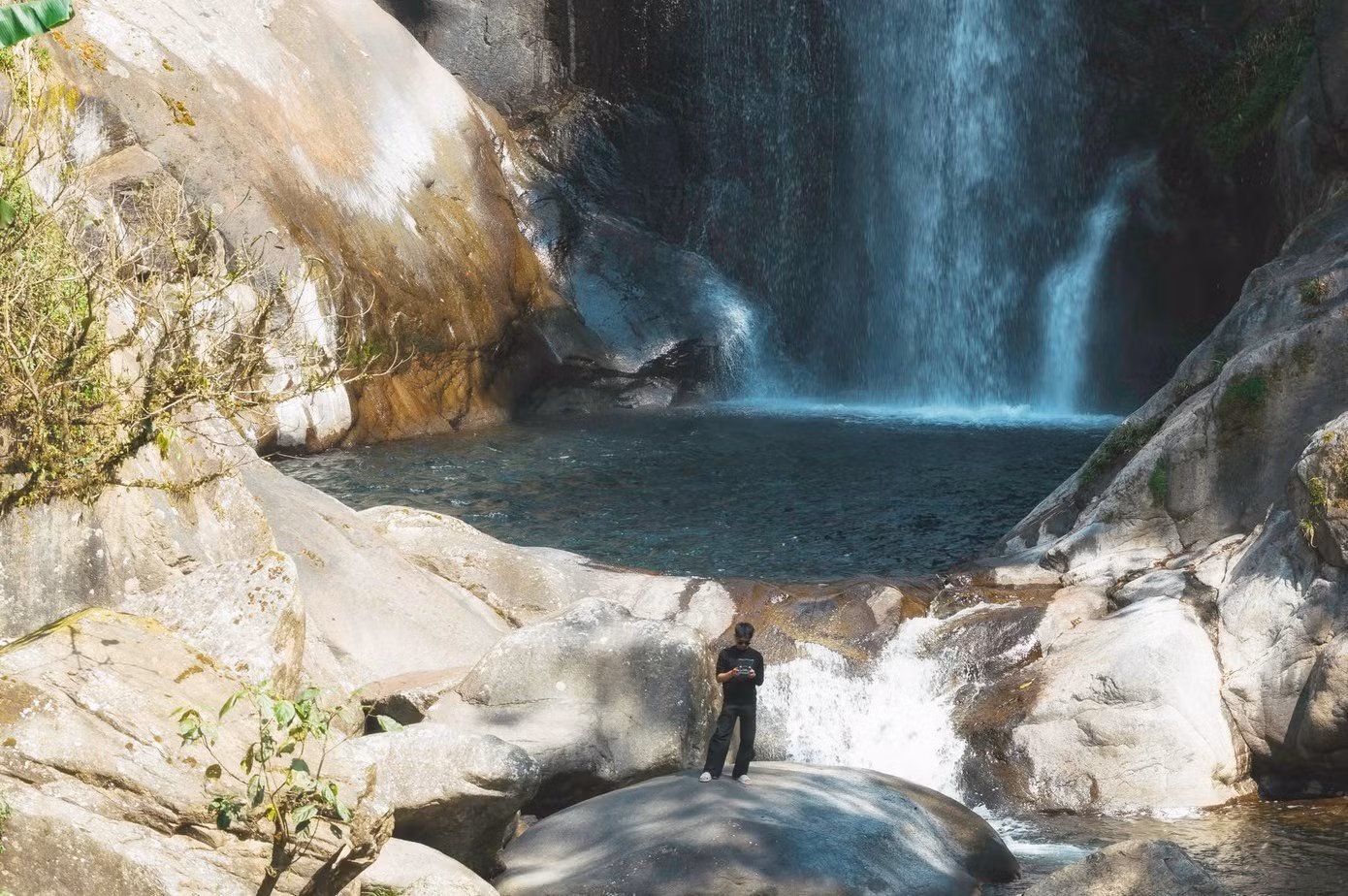Au-delà de ses paysages exceptionnels, Ta Xua se distingue également par la richesse de la culture du peuple Hmong. Les maisons traditionnelles, les coutumes ancestrales, les fêtes populaires, les savoir-faire artisanaux ainsi que la gastronomie locale confèrent à cette région une identité unique. Les visiteurs ne viennent donc pas seulement y admirer la beauté des montagnes, mais aussi découvrir le mode de vie et les traditions des communautés vivant sur les hauts plateaux. Photo : Tran Cuong/ tienphong.vn