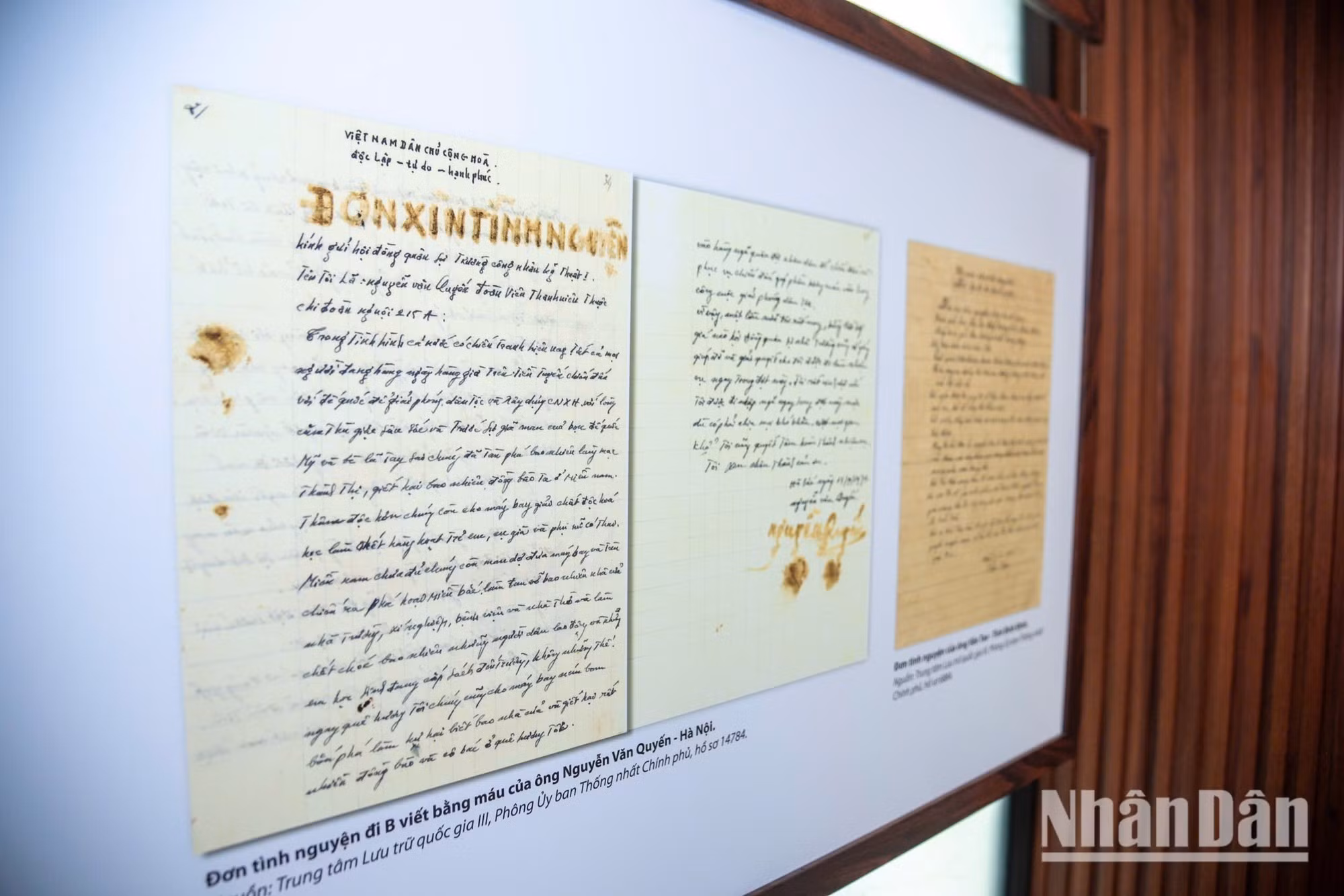 L’exposition présente notamment des lettres de volontariat rédigées avec le sang, ainsi que des messages émouvants écrits par de jeunes volontaires avant leur départ pour le front, témoignant de leur idéal, de leur courage et de leur engagement envers la Patrie. Photo : NDEL