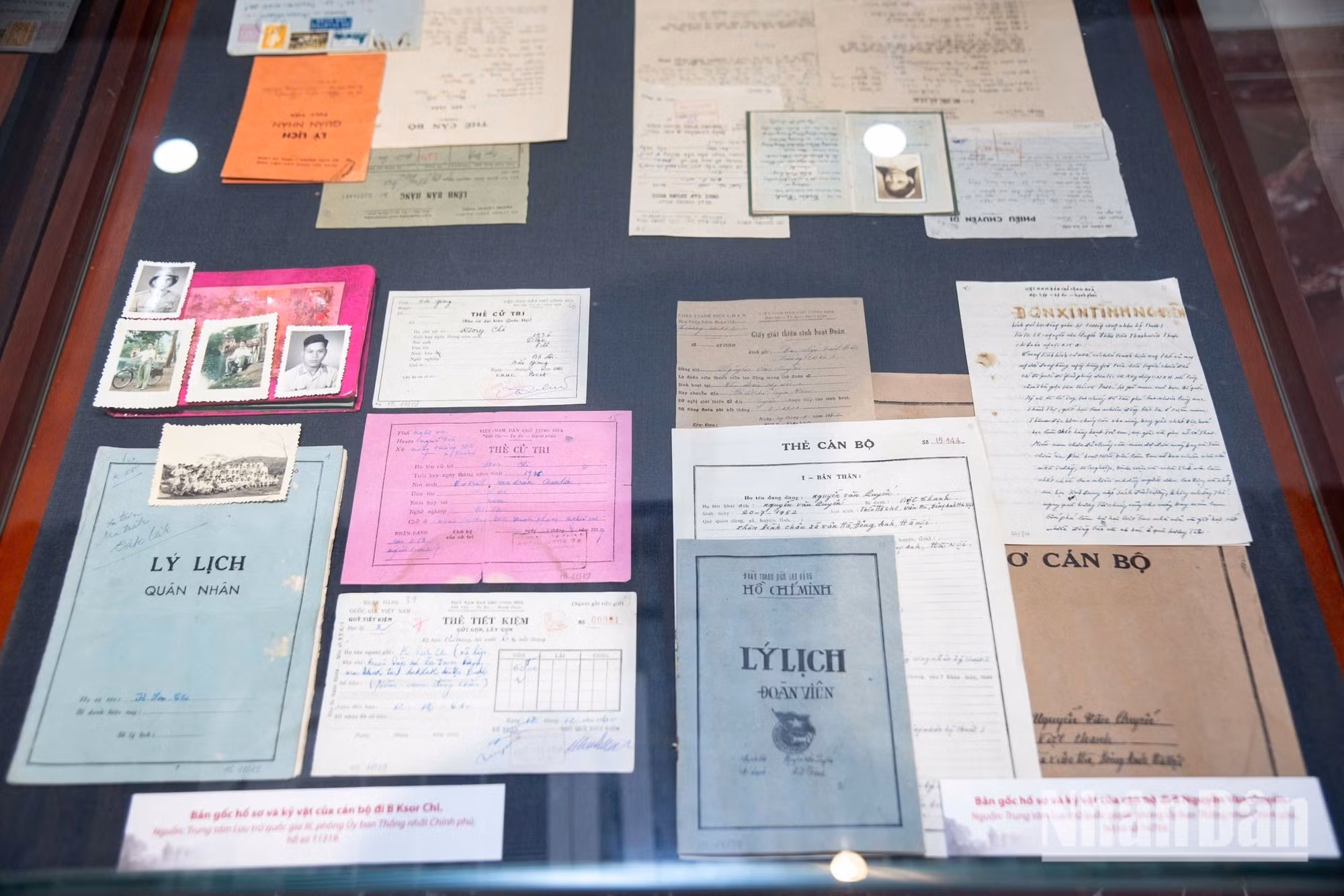 Le message « Quand on boit de l'eau, on pense à la source », symbole de la tradition vietnamienne de gratitude envers les générations précédentes, se dégage avec force de chacun des objets exposés et des récits qui les accompagnent. L’exposition rappelle à chaque citoyen la responsabilité qui lui incombe envers la nation. Photo : NDEL