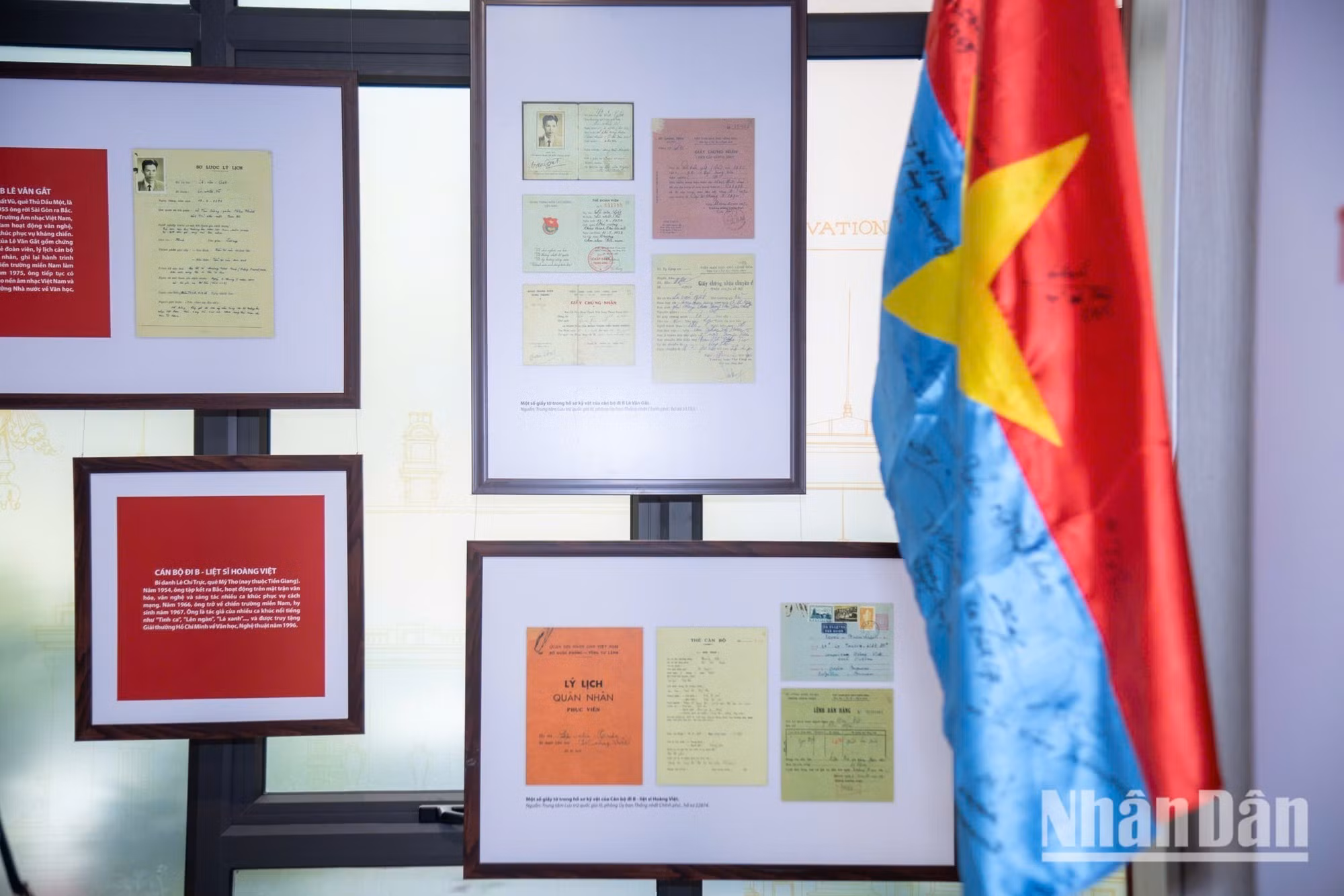Les dossiers et souvenirs de nombreux artistes et intellectuels célèbres sont également mis à l'honneur, dressant un portrait authentique des sacrifices, des engagements et des idéaux révolutionnaires d'une génération qui a consacré sa jeunesse à la patrie. Photo : NDEL