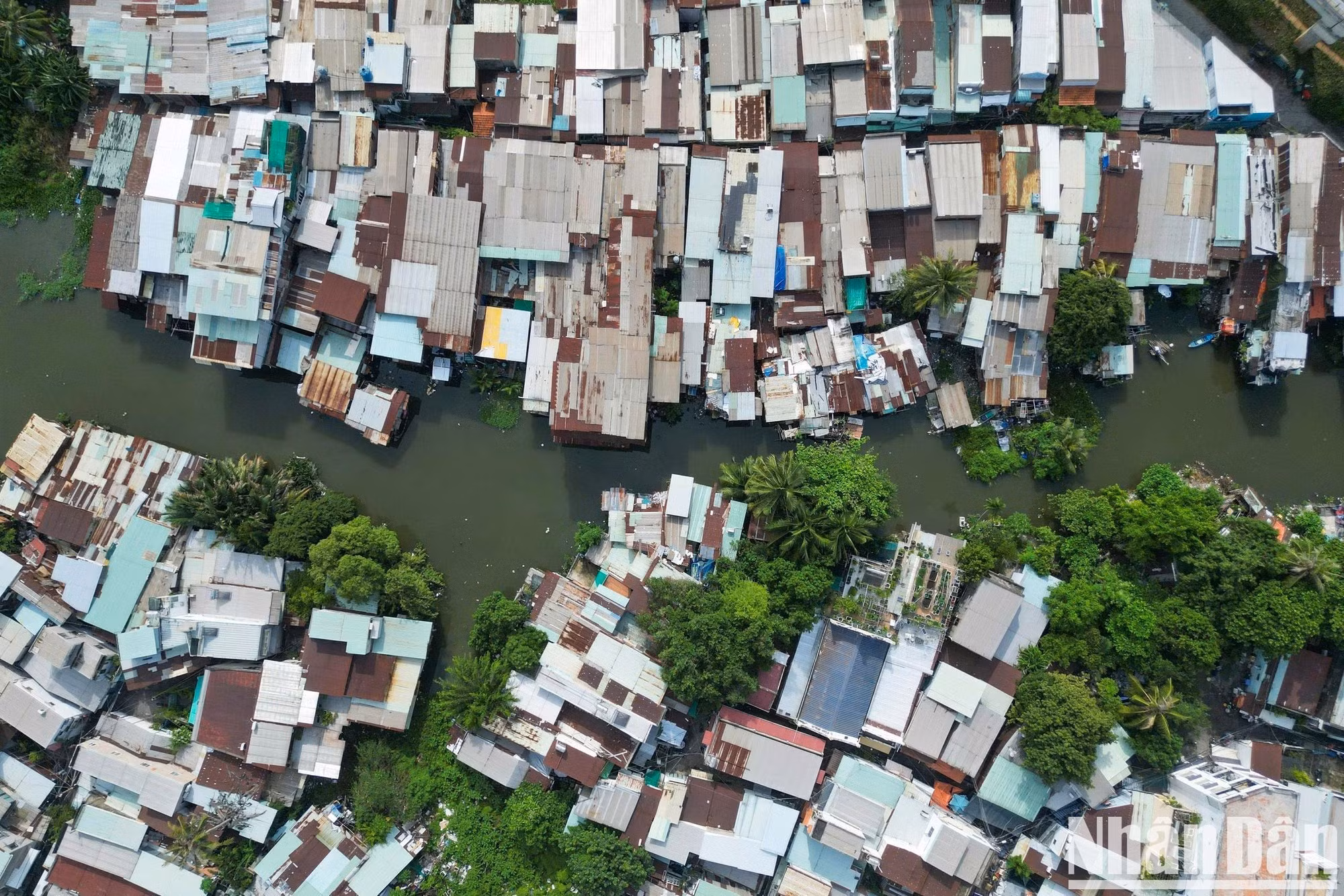 Peu à peu, le cours d'eau s'est transformé en un véritable « canal noir », envahi par les déchets ménagers, les eaux polluées et les mauvaises odeurs, créant un contraste saisissant avec les immeubles modernes qui dominent désormais le quartier. Photo : NDEL