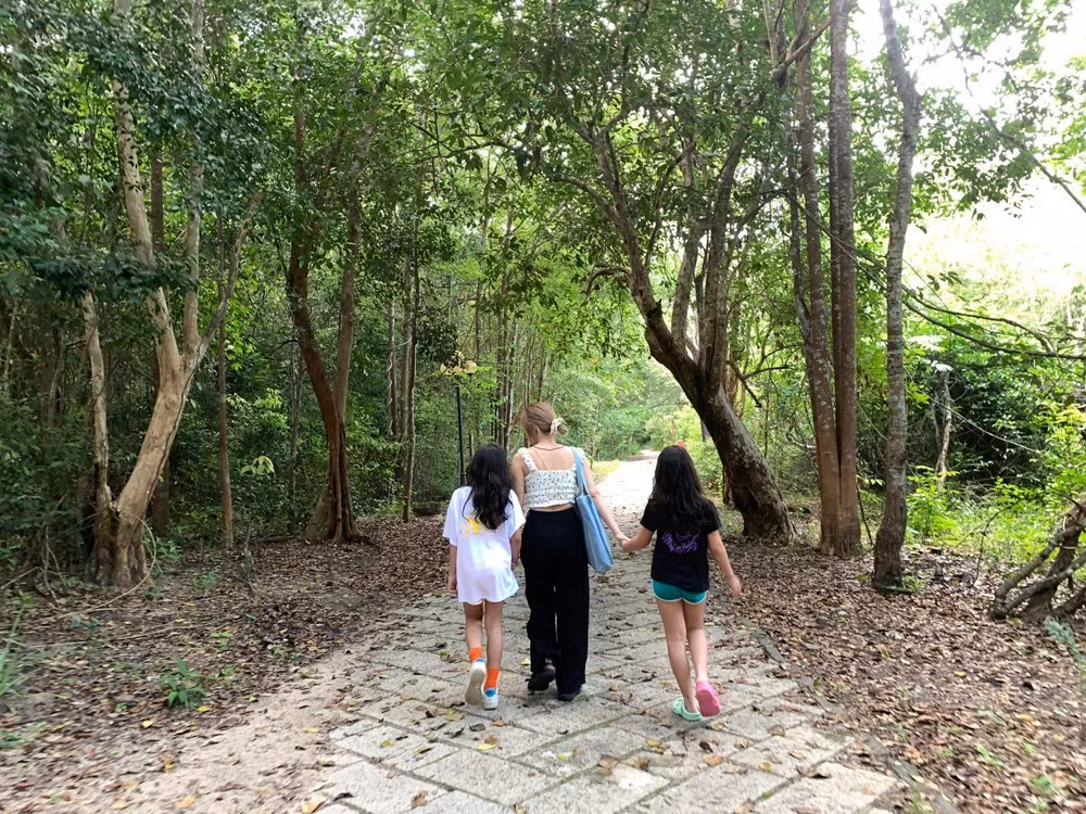 Les visiteurs peuvent humer les senteurs des feuilles et de la terre. (Photo : Vietnam+)