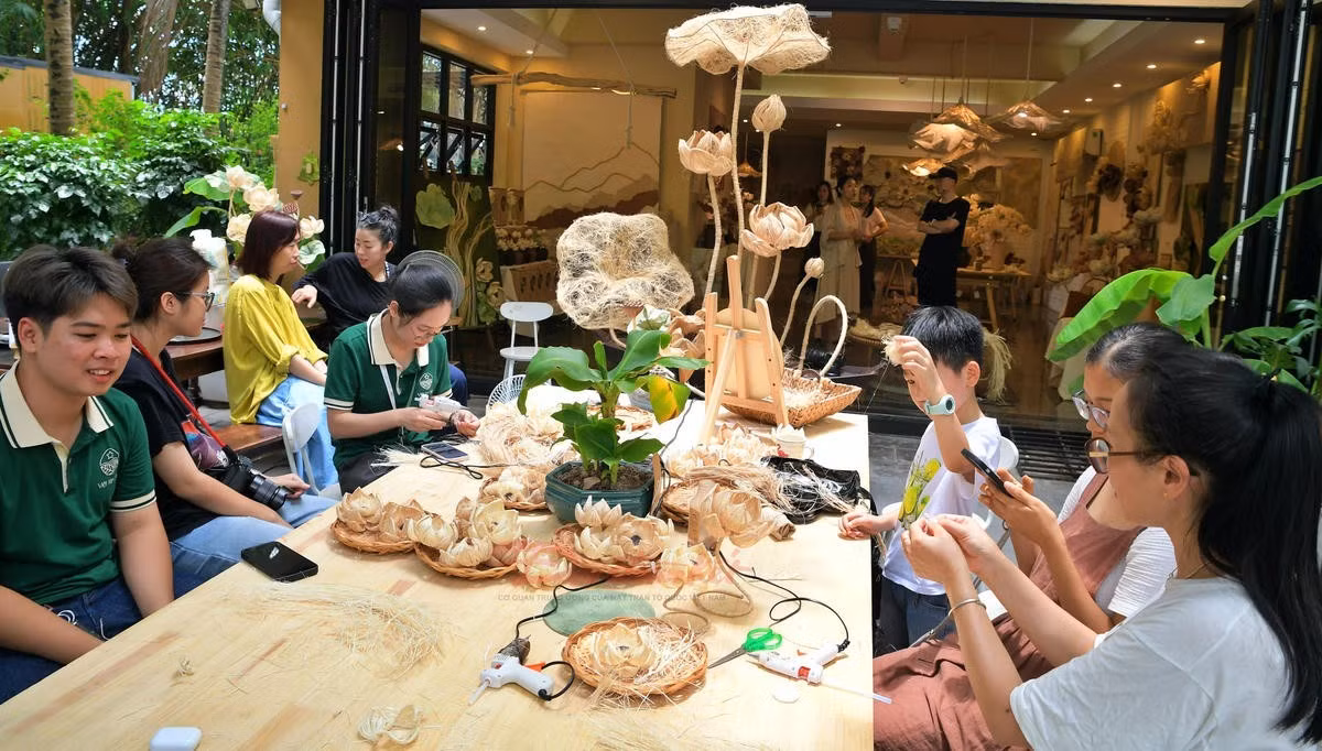 L'espace créatif de Cham Xuong attire de nombreux visiteurs venus découvrir et expérimenter ces créations culturelles en fibres de bananier.