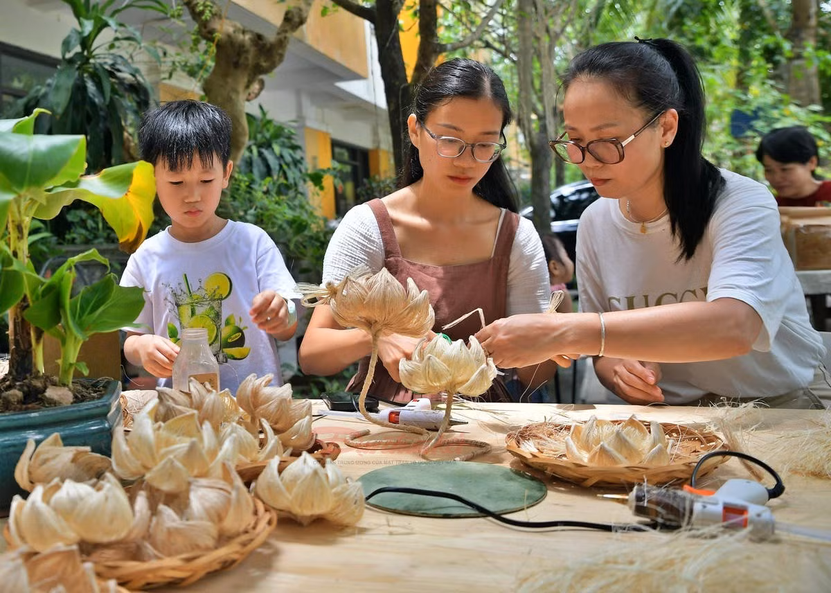 À Cham Xuong, les visiteurs peuvent s'initier à la fabrication artisanale d'objets en fibres de bananier séchées.