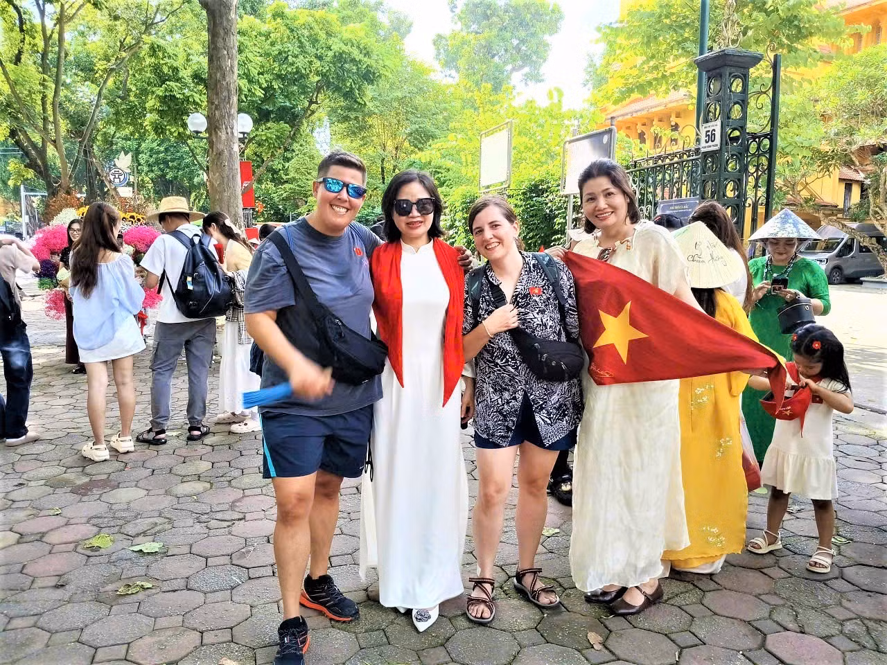 Emma et Mathilda, allemandes, à Hanoi. Photo : Tri Minh/NDEL.