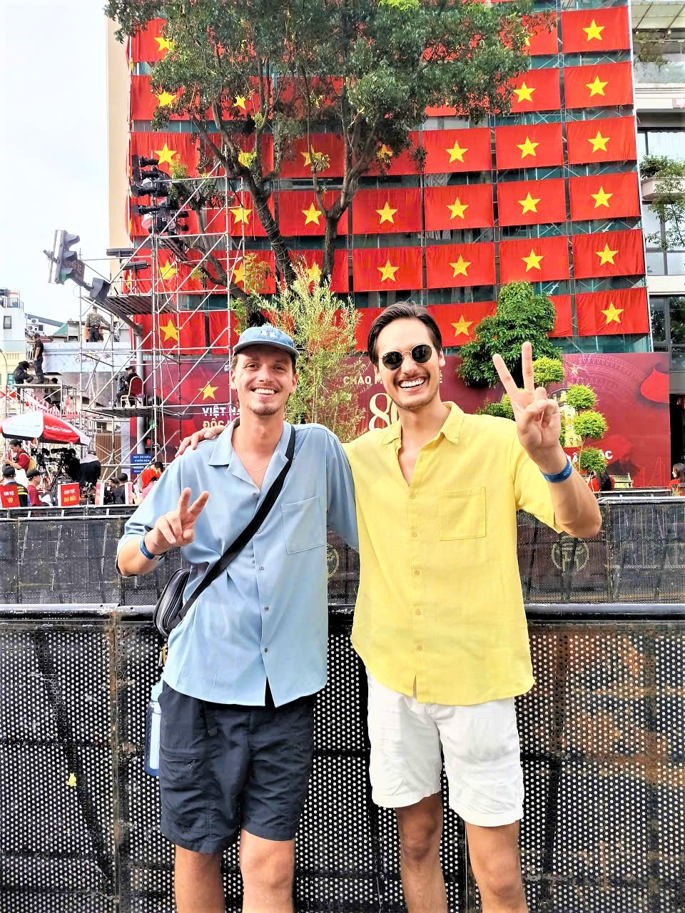 Les activités et les décorations splendides dans les rues de Hanoi sont séduites Hendrick et Frederek, venus des Pays-Bas. Ils ont visité les vieux quartiers et gouté des plats hanoiens. Photo : Tri Minh/NDEL. etranger-qk2025-tri-minh2.jpg