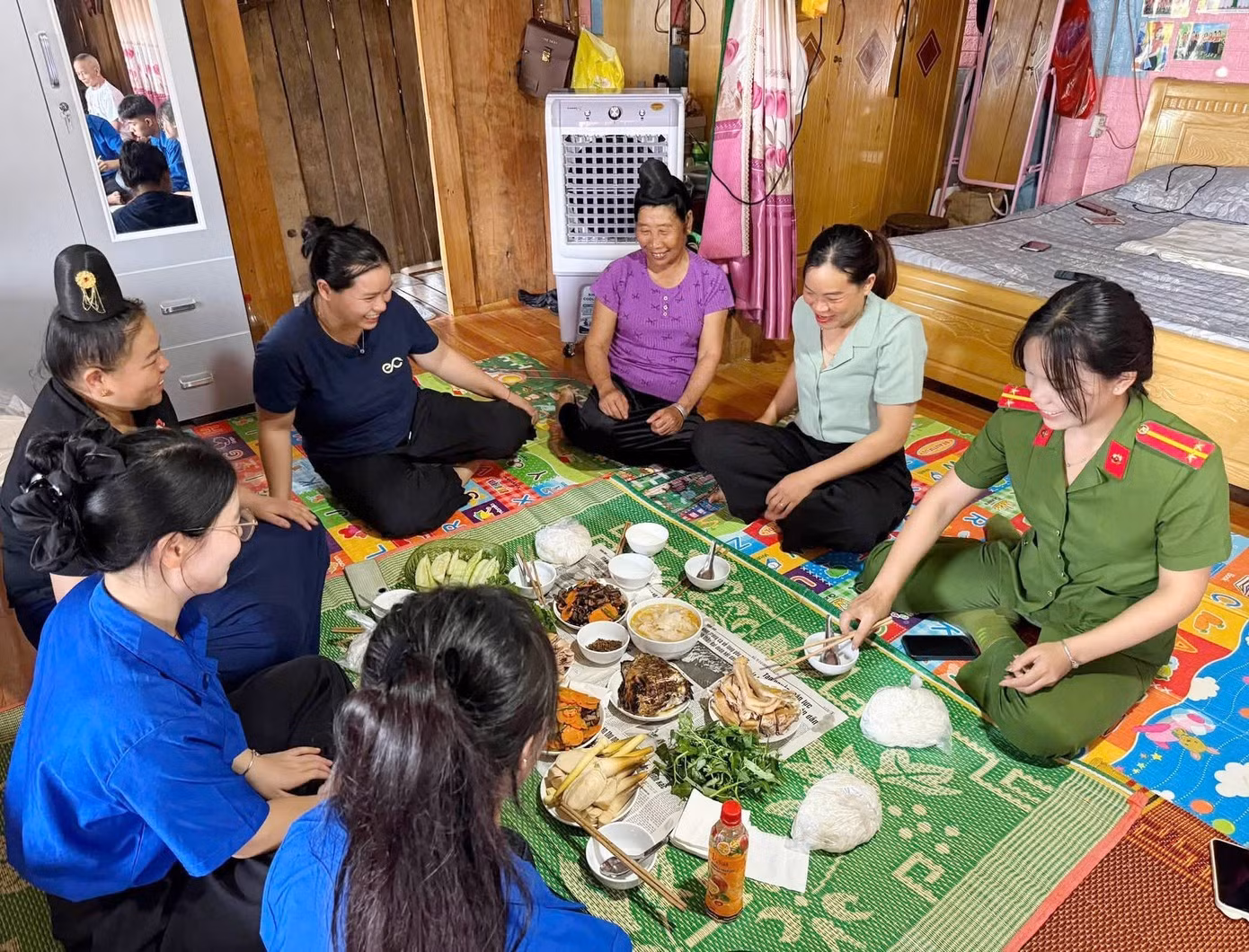 Le « Repas de convivialité – La chaleur de la solidarité » organisé au domicile de Quang Van Ngoc, invalide de guerre, dans la commune de Sop Cop. Photo : TPO