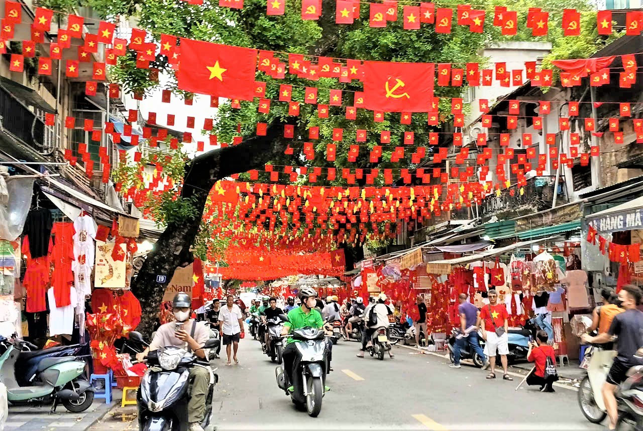 La rue Hang Ma est illuminée de drapeaux, de fleurs et de lumières décoratives, devenant l'une des destinations des touristes nationaux et internationaux. Photo : Tri Minh/NDEL.