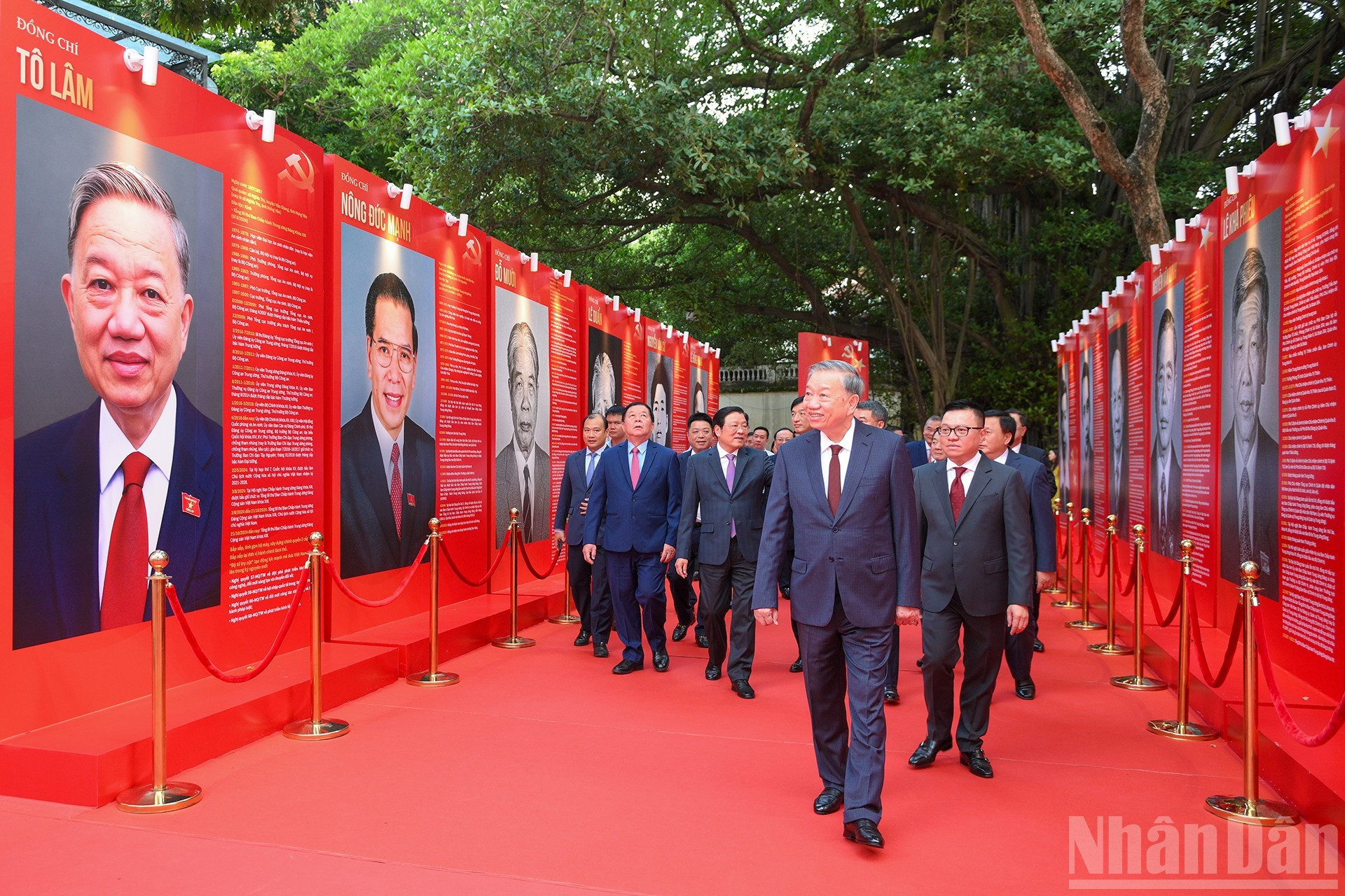 Les délégués visitent l'expositon au siège du Journal Nhân Dân. Photo : Journal Nhân Dân. image-3.jpg