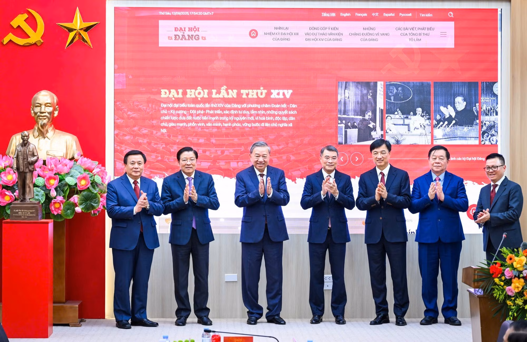 Le secrétaire général du Parti communiste du Vietnam To Lam (3e, de gauche à droite) assiste au lancement du site web officiel du XIVe Congrès national du du PCV. Photo : Journal Nhân Dân. 