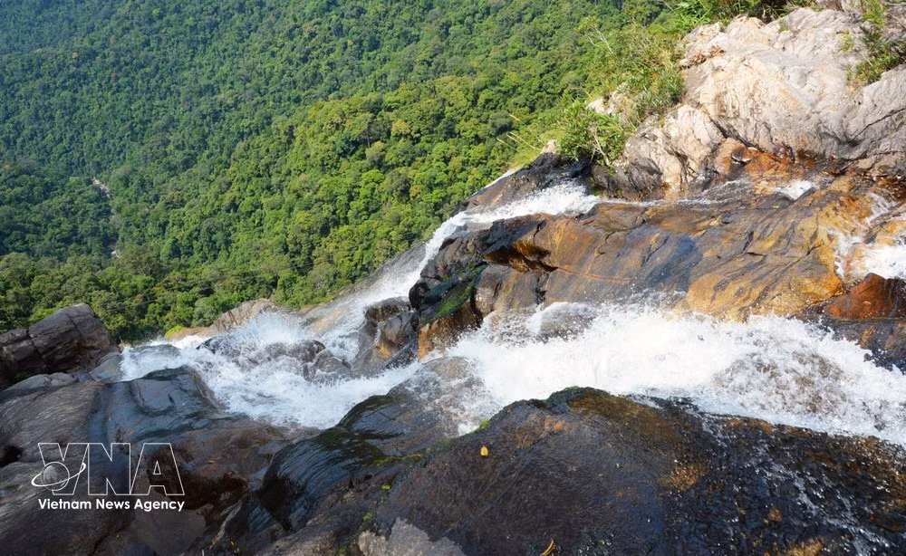 La cascade de Do Quyen, haute de plus de 300 mètres, ressemble à un long ruban de soie blanche suspendu à une paroi rocheuse verticale. Photo : VNA.