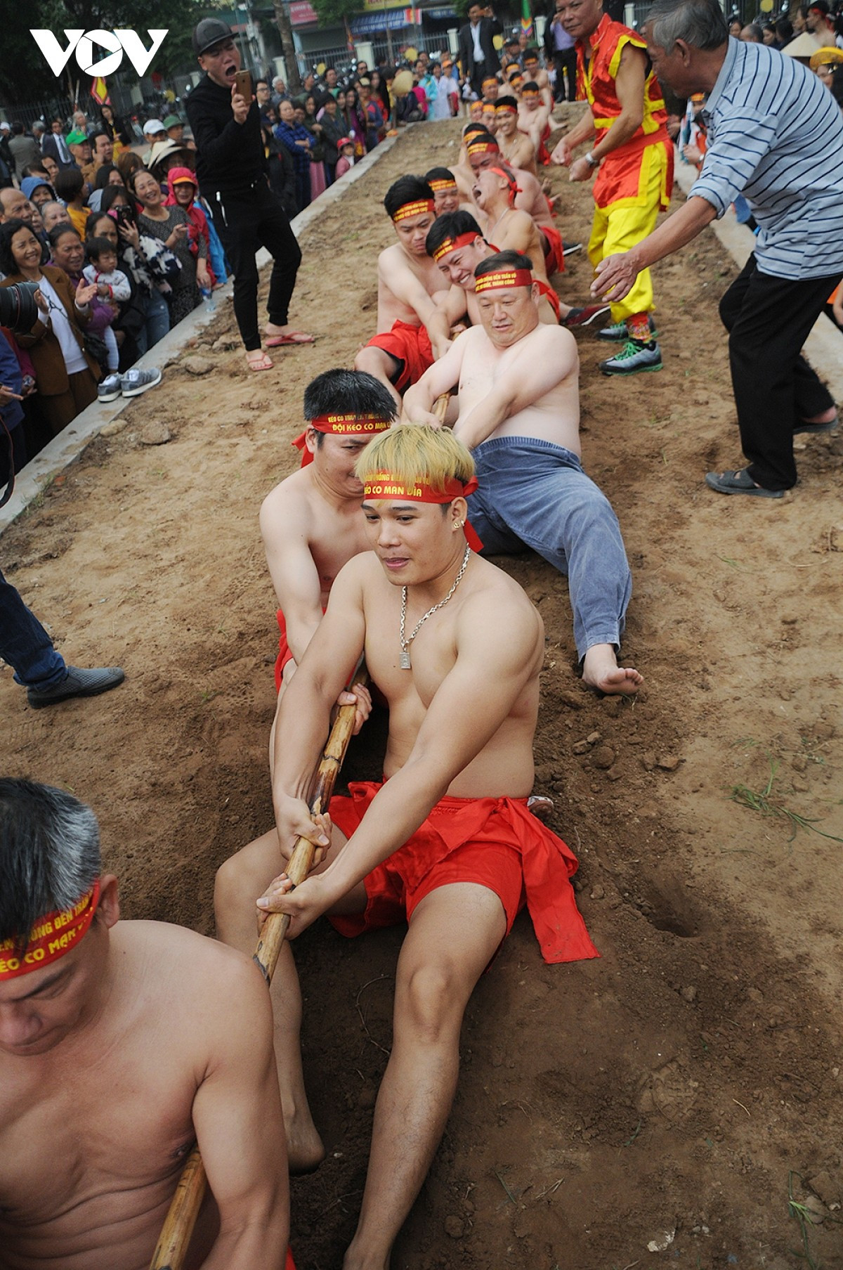 Le « tir à la corde assis » ne reflète pas seulement la force physique des participants, mais aussi l’esprit de solidarité entre les tireurs, le porteur du drapeau et les supporters. Si aucune équipe ne parvient à l’emporter après dix minutes, l’arbitre déclare le match nul.