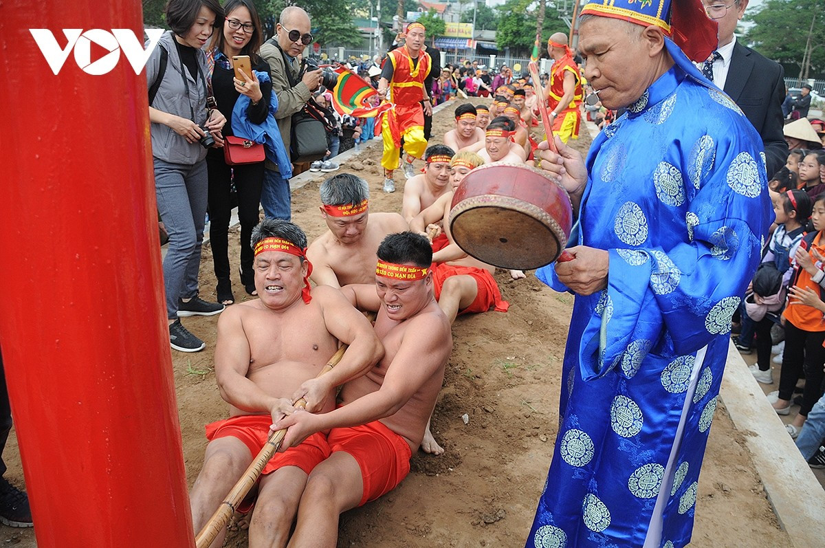 Le batteur de tambour, qui dirige le déroulement du tir à la corde assis, est appelé « Ong Tien Thu Chi » (Maître des rites).