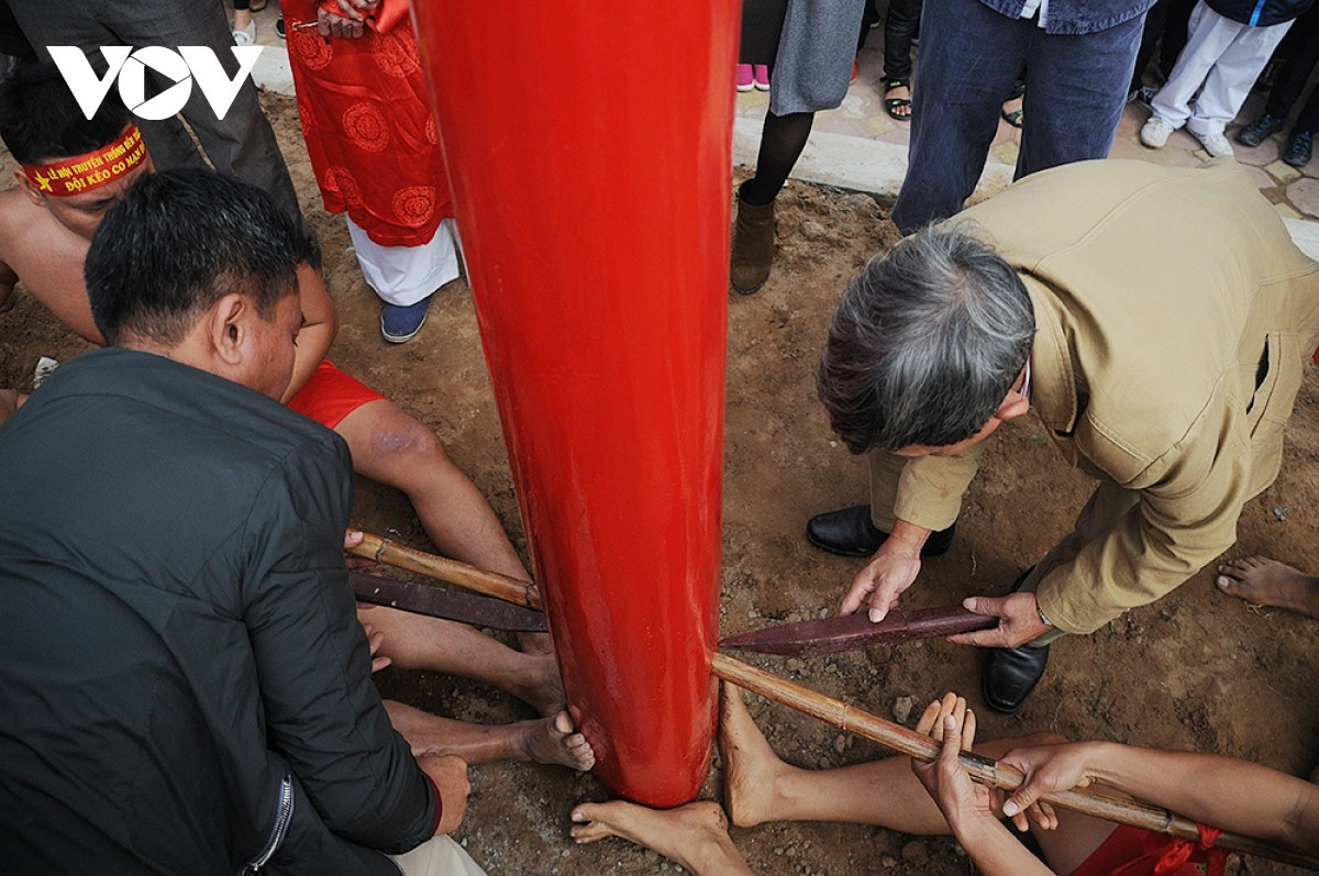 Après avoir inséré soigneusement la tige de rotin dans le trou central et l’avoir calée, les équipes se mettent en position de départ.