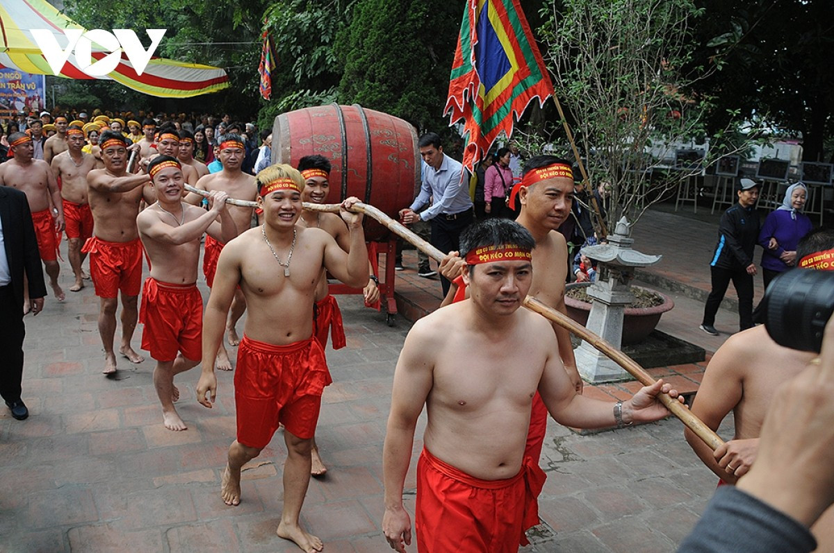 Les hommes participant au jeu sont torse nu, portent un short rouge, une ceinture rouge et un bandeau rouge sur la tête portant le nom de leur équipe.