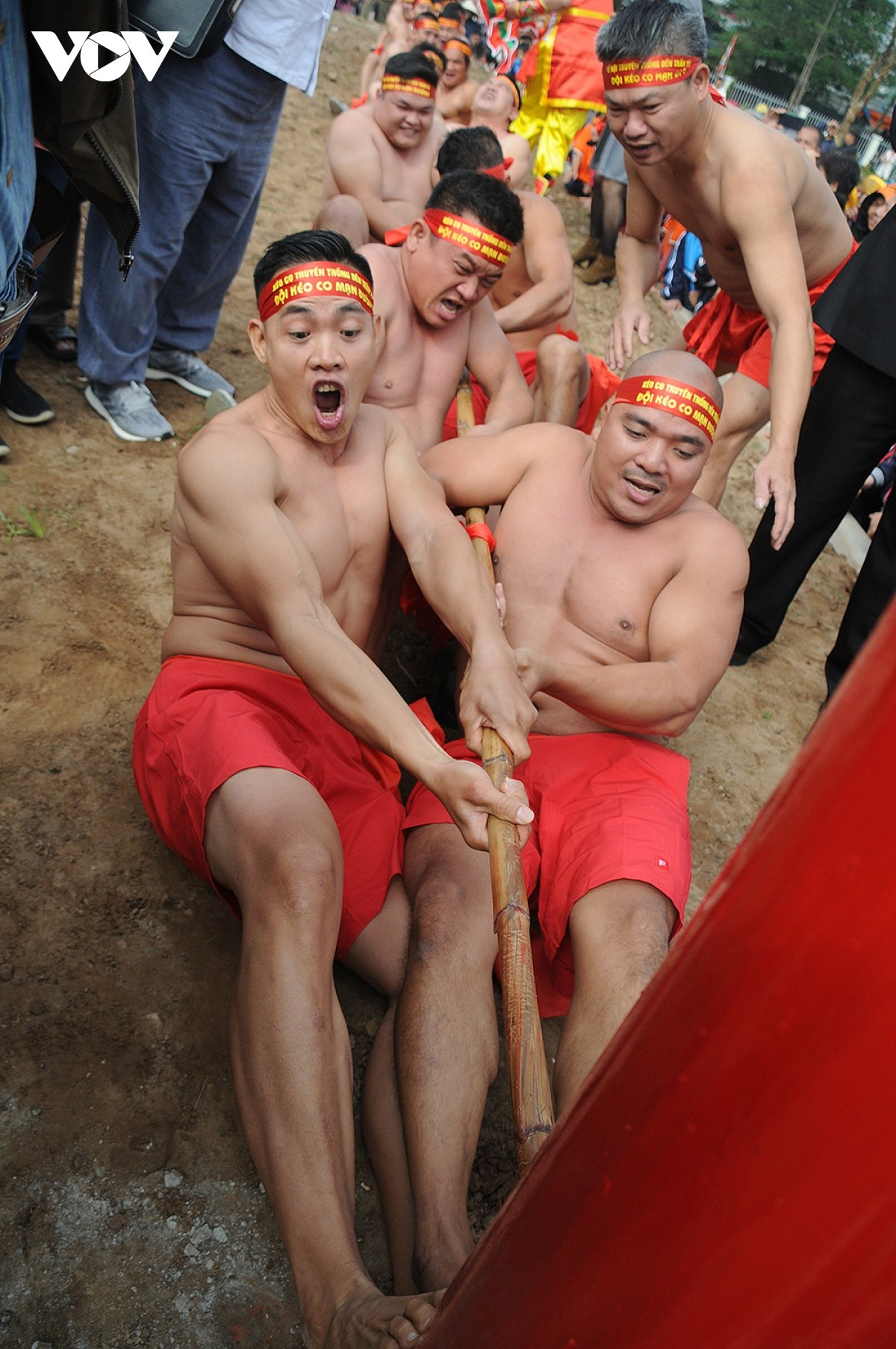 Les deux équipes tirent de toutes leurs forces vers leur côté pour remporter la victoire. Chaque participant agrippe fermement la tige de rotin des deux mains et enfonce ses pieds dans une fosse creusée dans le sol pour prendre appui.